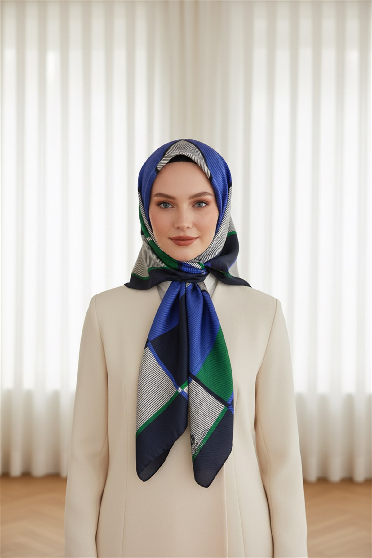 %100 Twill İpek Geometrik Desenli Saks Renkli 90x90 Eşarp Dikim Şekli : El Dikişi