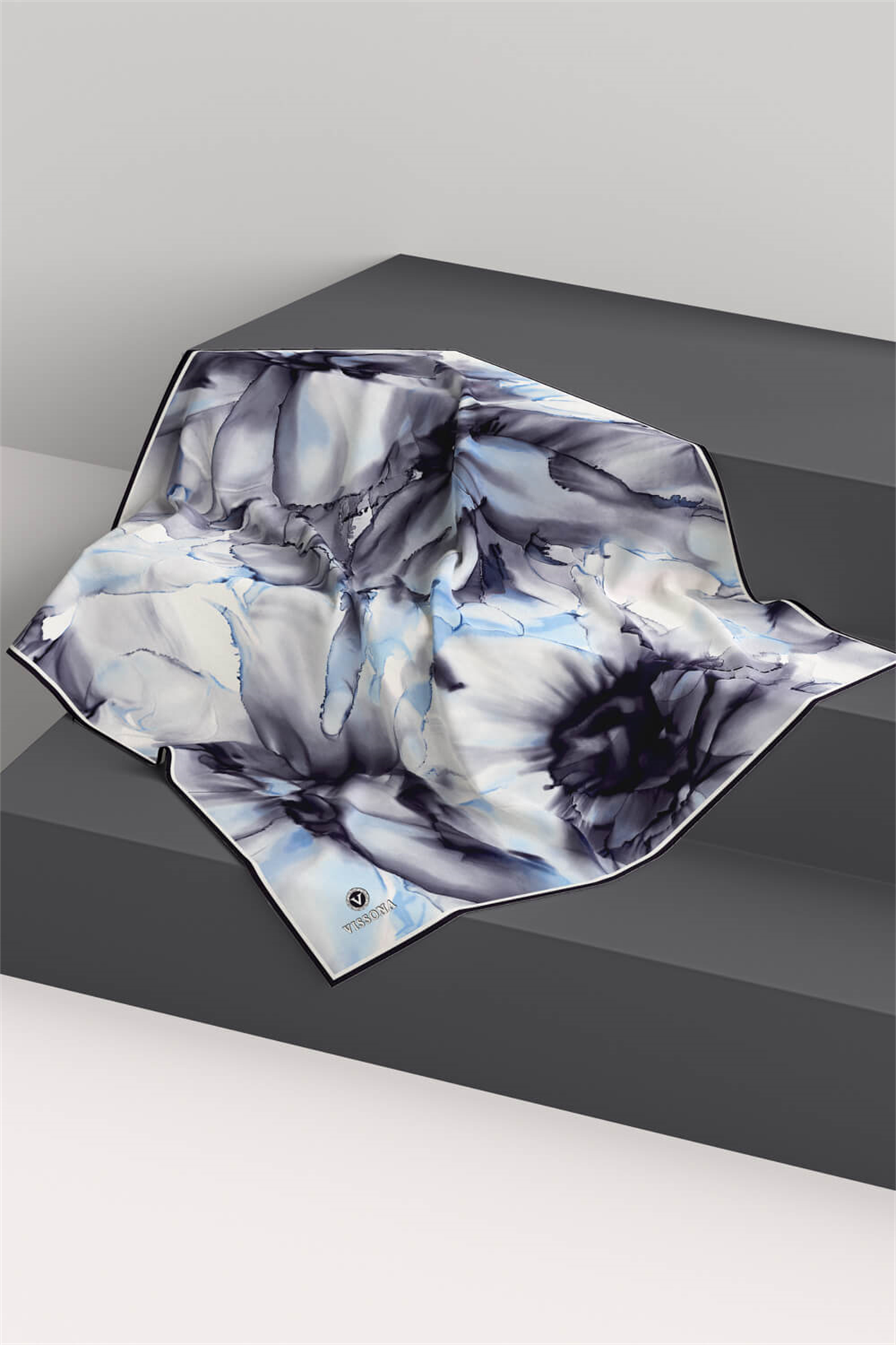 % 57 İPEK % 43 VİSKON Twill İpek Batik Çiçek Desenli Gri - İndigo Renkli 90x90 Eşarp Kenar Dikiş Şekli El Dikişli