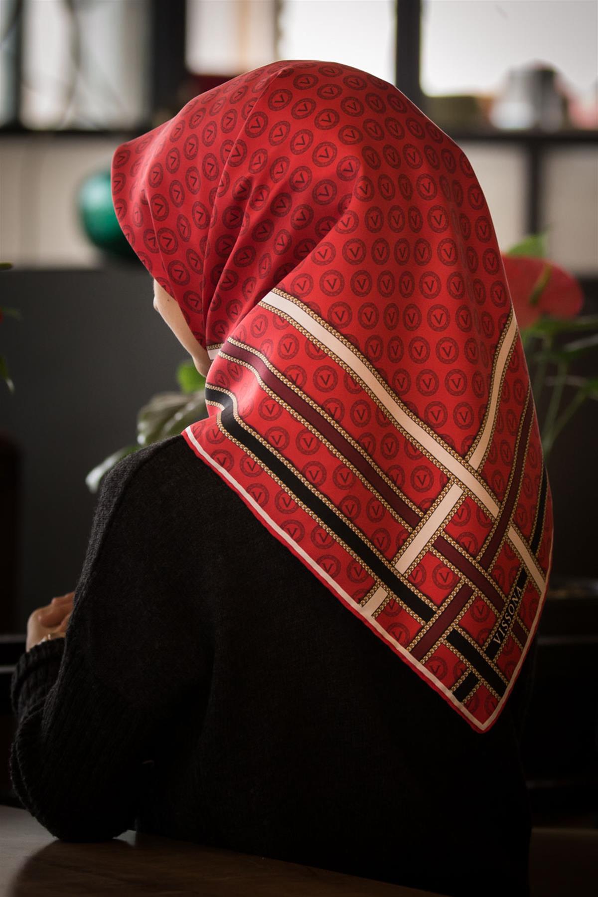 %100 Twill İpek Monogram Desenli Kırmızı - Siyah Renkli 90x90 Eşarp Dikim Şekli : El Dikişi