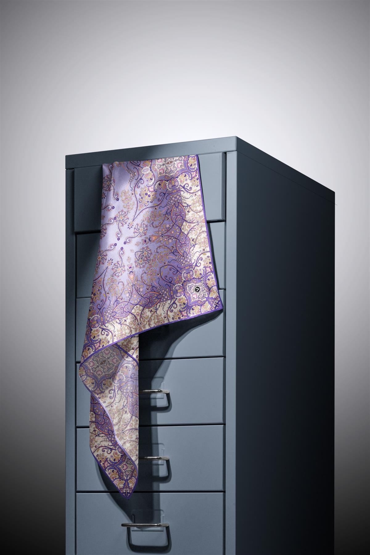 %100 Twill İpek Şal Desenli Lila Renkli 90x90 Eşarp Dikim Şekli : El Dikişi