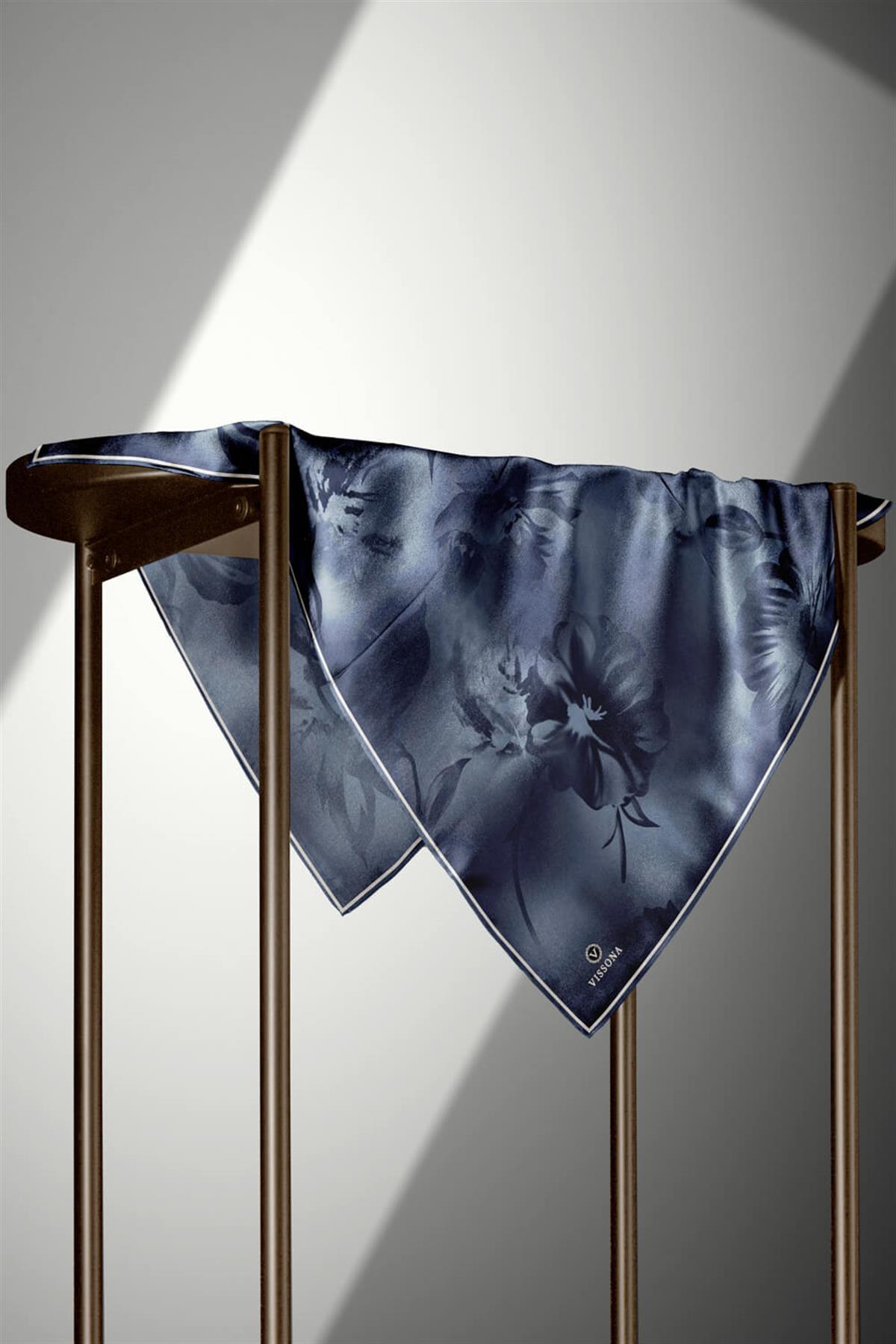 % 57 İPEK % 43 VİSKON Twill İpek Çiçek Desenli Bebe Mavisi Renkli 90x90 Dikim Şekli : El Dikişi Eşarp