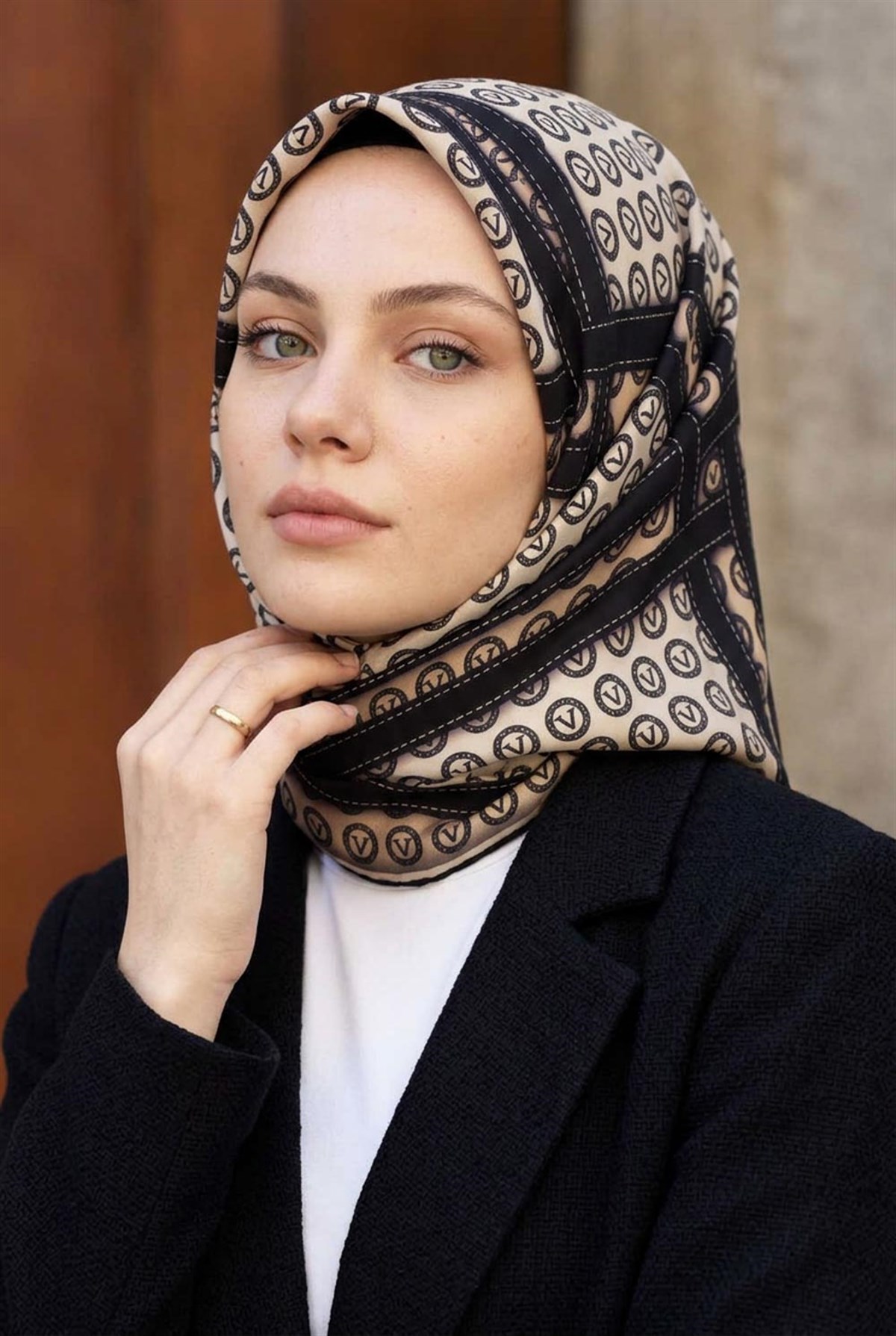 %100 Twill İpek Monogram ve Şerit Desenli Krem - Siyah Renkli 90x90 Eşarp Dikim Şekli : El Dikişi