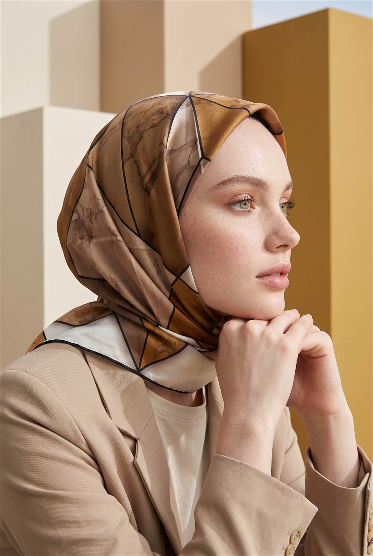 Rayon Mermer Desenli Hardal - Bej Renkli 90x90 Eşarp (İpek İçermez) Kenar Dikiş Şekli El Dikişli