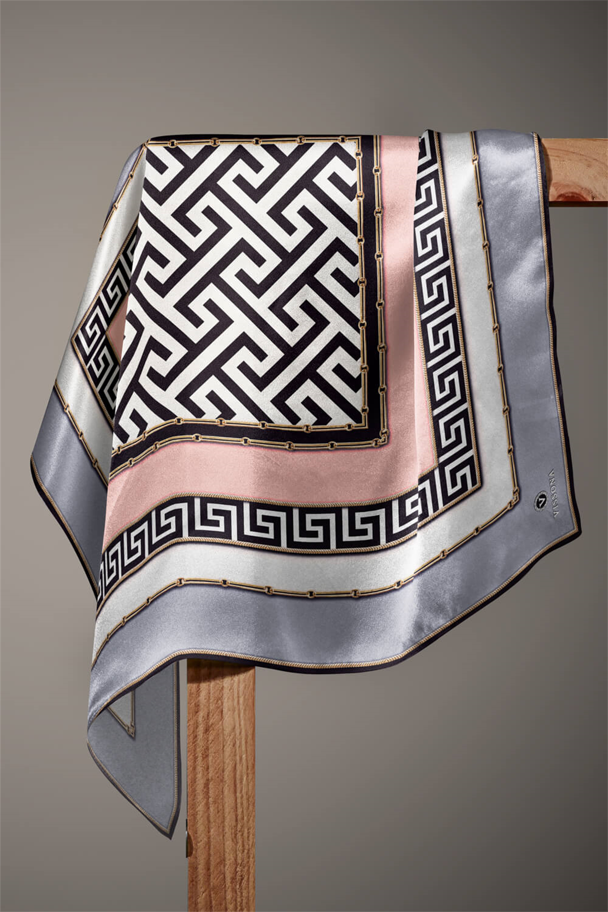 %100 Twill İpek Labirent Ve Geometrik Desenli Gri - Pudra Renkli 90x90 Eşarp Dikim Şekli : El Dikişi