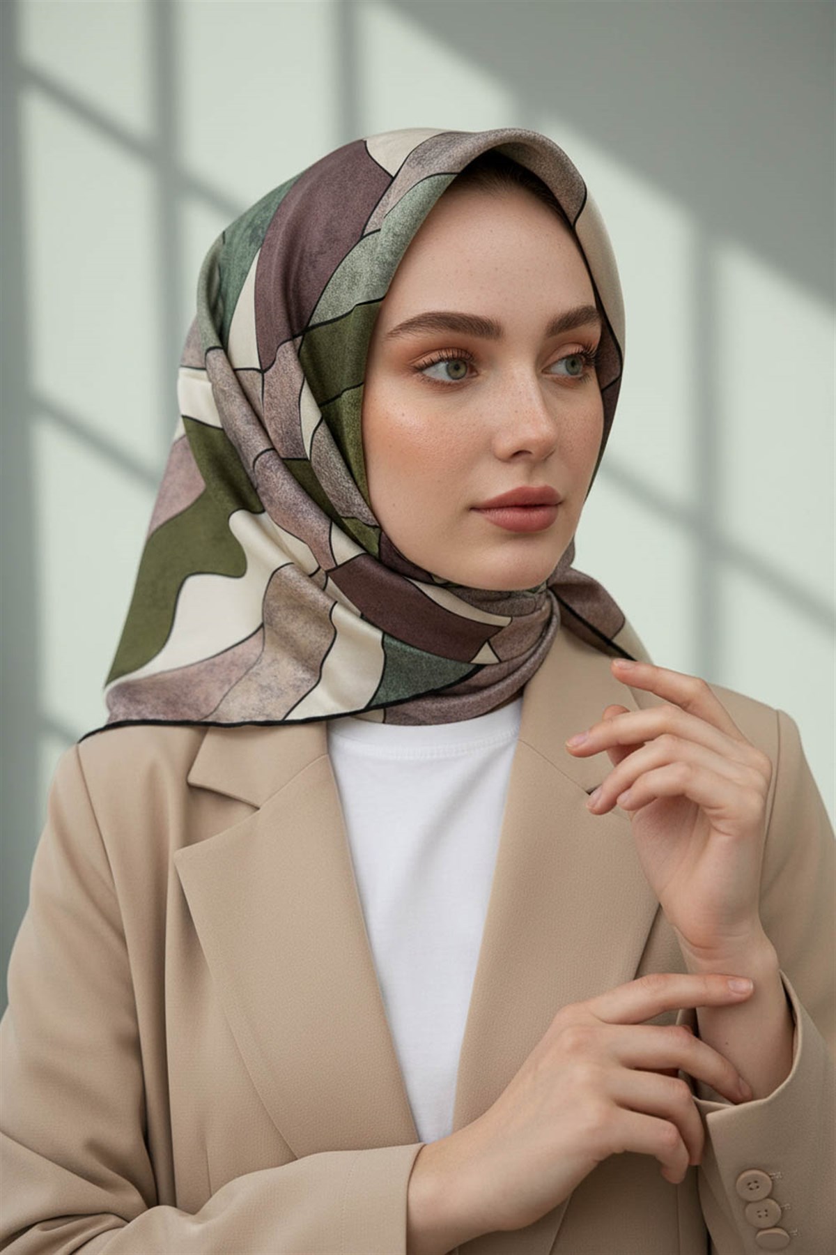 %100 Twill İpek Geometrik Desenli Bakır - Haki Renkli 90x90 Eşarp Dikim Şekli : El Dikişi