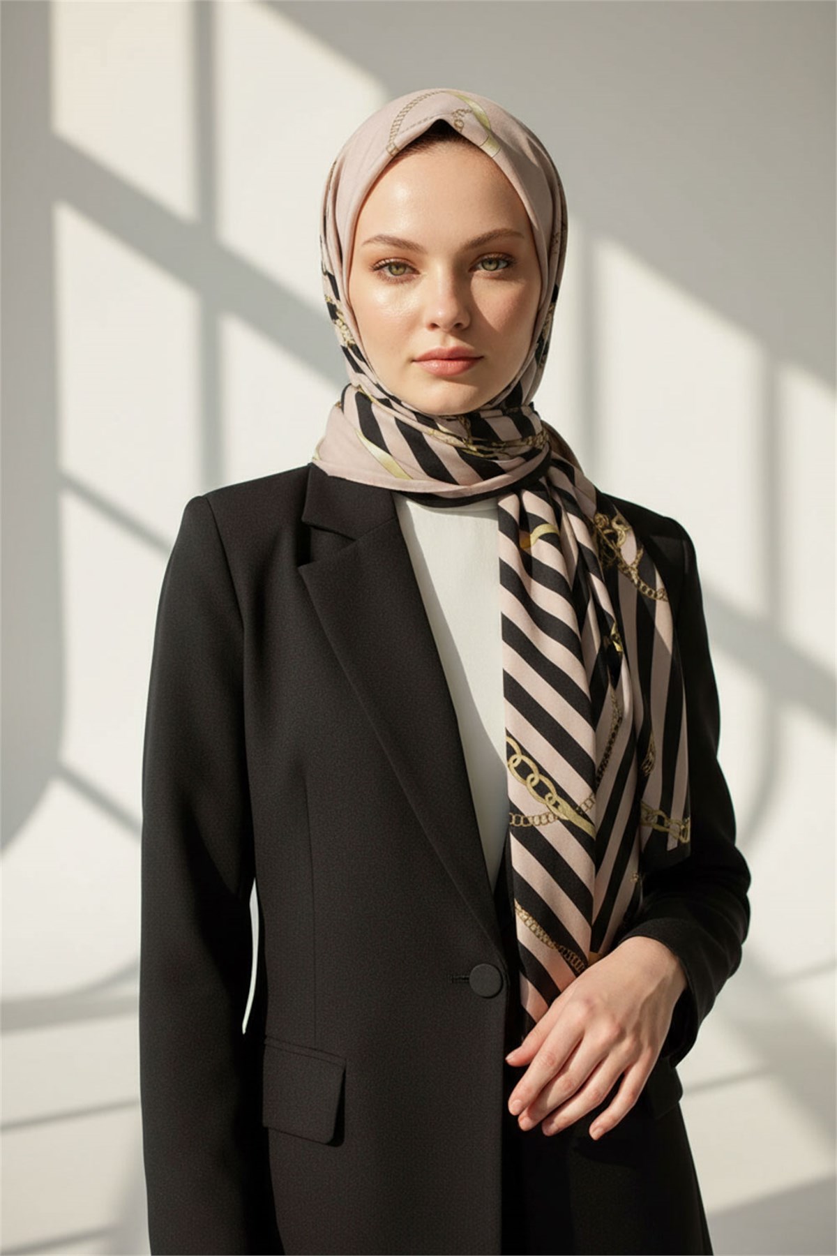 KREP ÇİZGİLİ DESENLİ VİZON - SİYAH RENKLİ 75X195 KIRIŞMAZ ŞAL