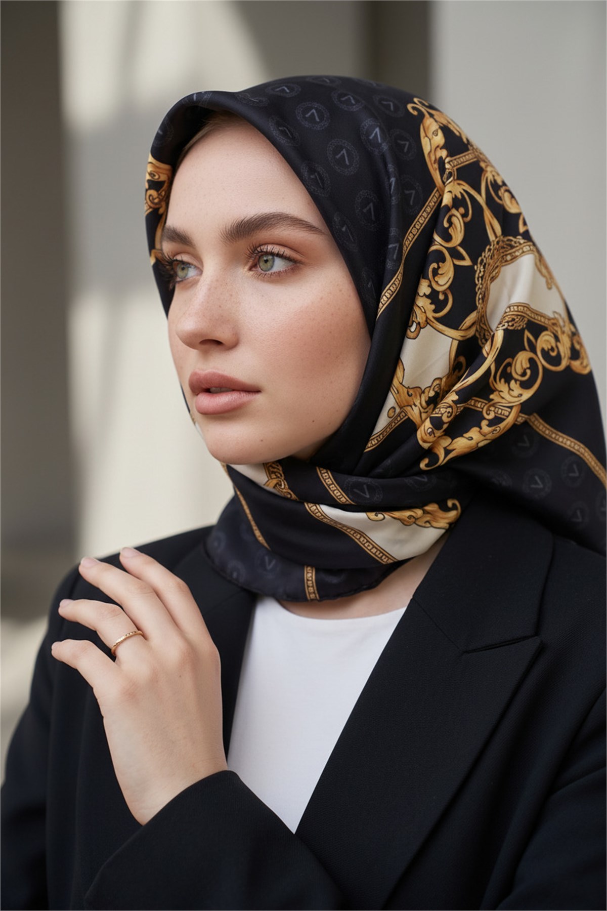 %100 Twill İpek Monogramlı Ve Barok Desenli Siyah - Gold Renkli 90x90 Eşarp Dikim Şekli : El Dikişi