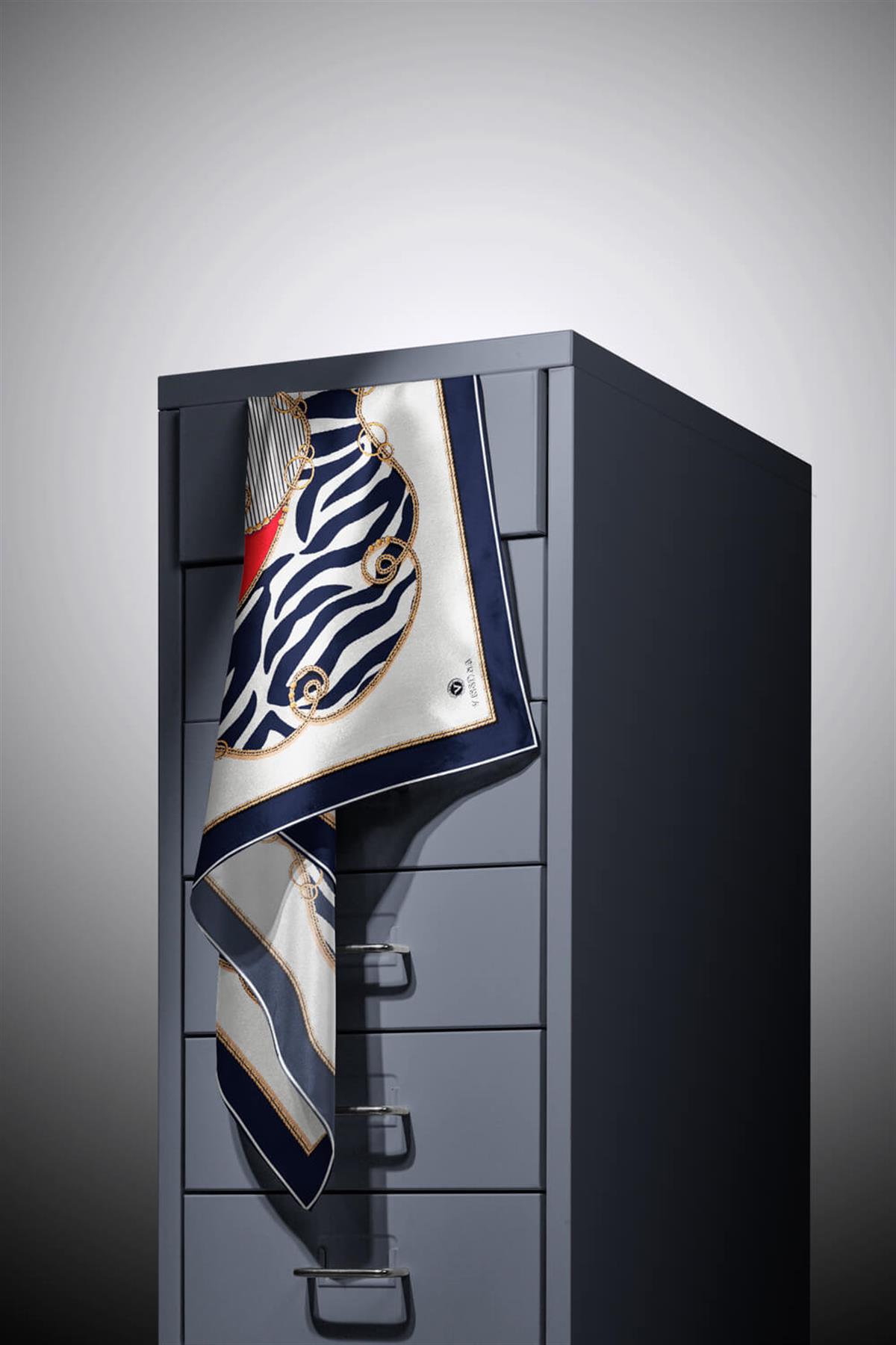 %100 Twill İpek Zincirli Ve Zebra Desenli Lacivert - Kırmızı Renkli 90x90 Eşarp Dikim Şekli : El Dikişi