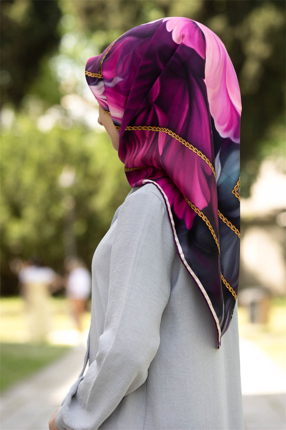 % 57 İPEK % 43 VİSKON Twill İpek Çiçek Geometrik Desenli fuşya Renkli 90x90 Eşarp Dikim Şekli : El Dikişi