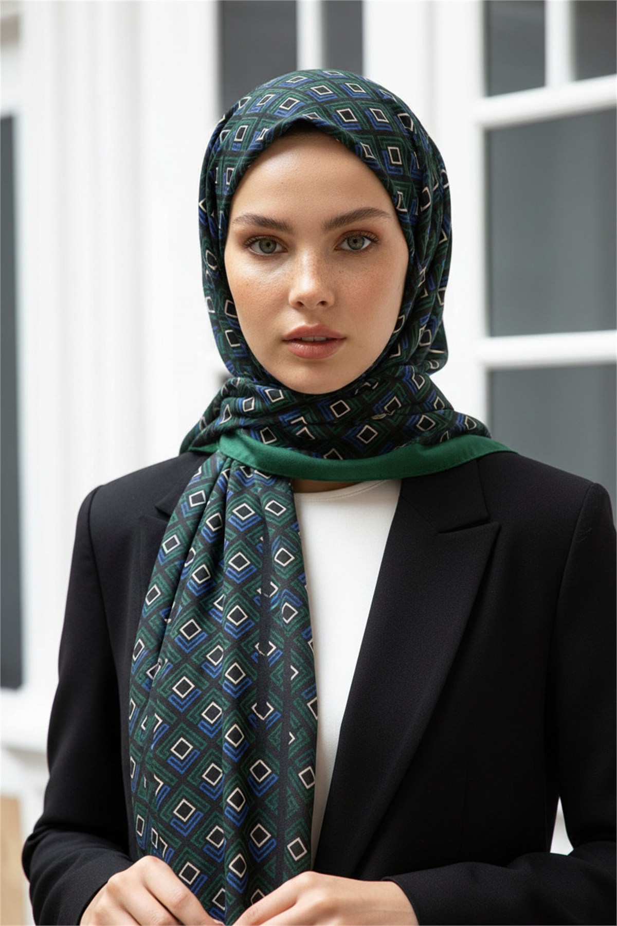 KREP MİNİ MOTİF DESENLİ ZÜMRÜT YEŞİLİ - SAKS RENKLİ 75X195 KIRIŞMAZ ŞAL