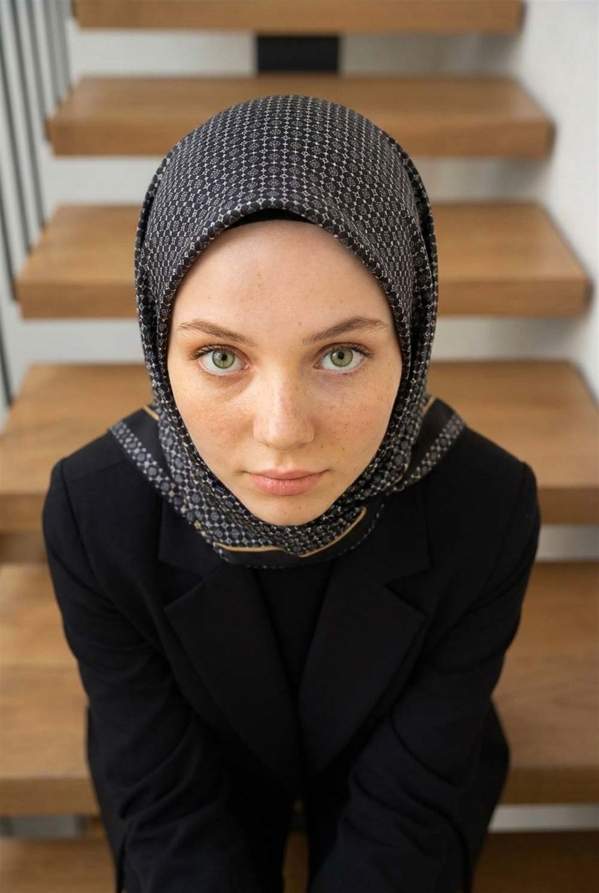 %100 Twill İpek Minik Motif Desenli Siyah - Siyah Renkli 90x90 Eşarp Dikim Şekli : El Dikişi