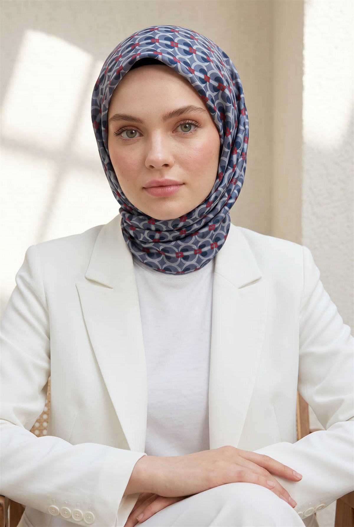 %100 Twill İpek Geometrik Desenli İndigo - Bordo Renkli 90x90 Eşarp Dikim Şekli : El Dikişi