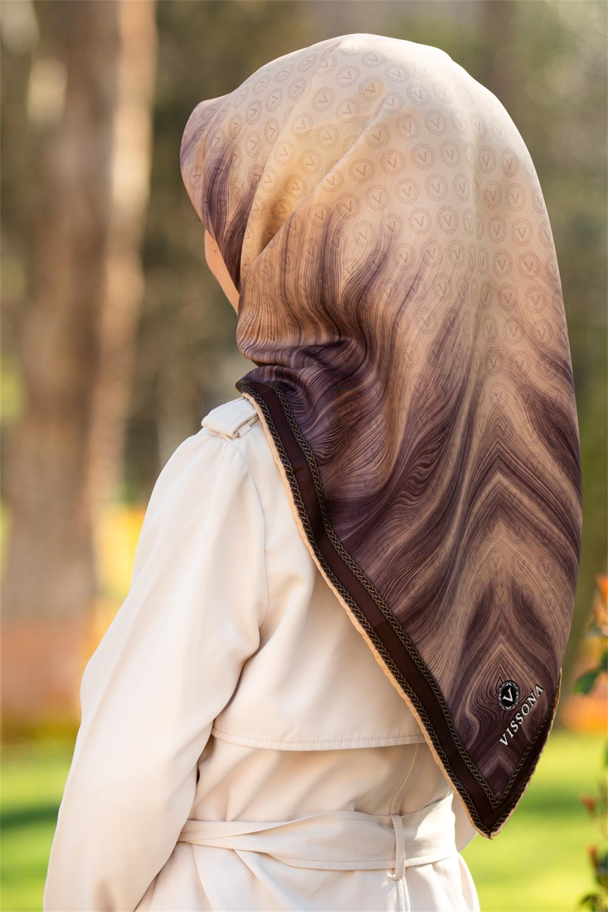 % 57 İPEK % 43 VİSKON Twill İpek Monogram Desenli Bej Renkli 90x90 Dikim Şekli : El Dikişi Eşarp