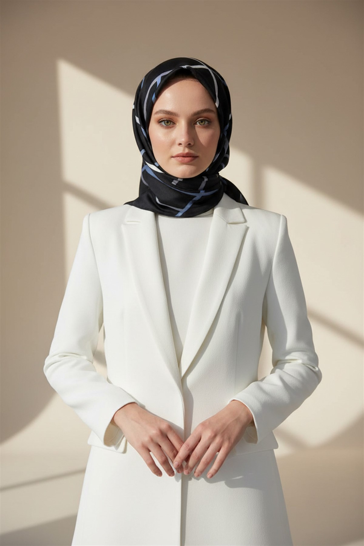 %57 İPEK %43 VİSKON Twill İpek Çizgili Desenli Siyah - İndigo Renkli 90x90 Eşarp Dikim Şekli : El Dikişi