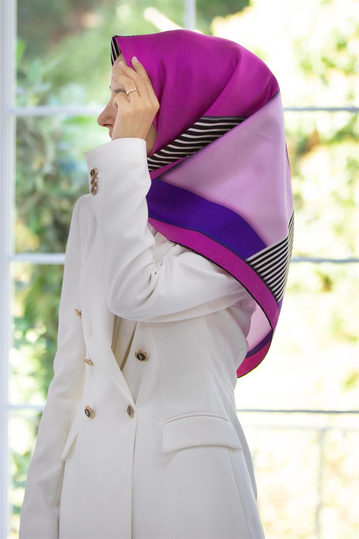 %100 Twill İpek Çizgili ve Geometrik Desenli Fuşya - Mor Renkli 90x90 Eşarp Dikim Şekli : El Dikişi