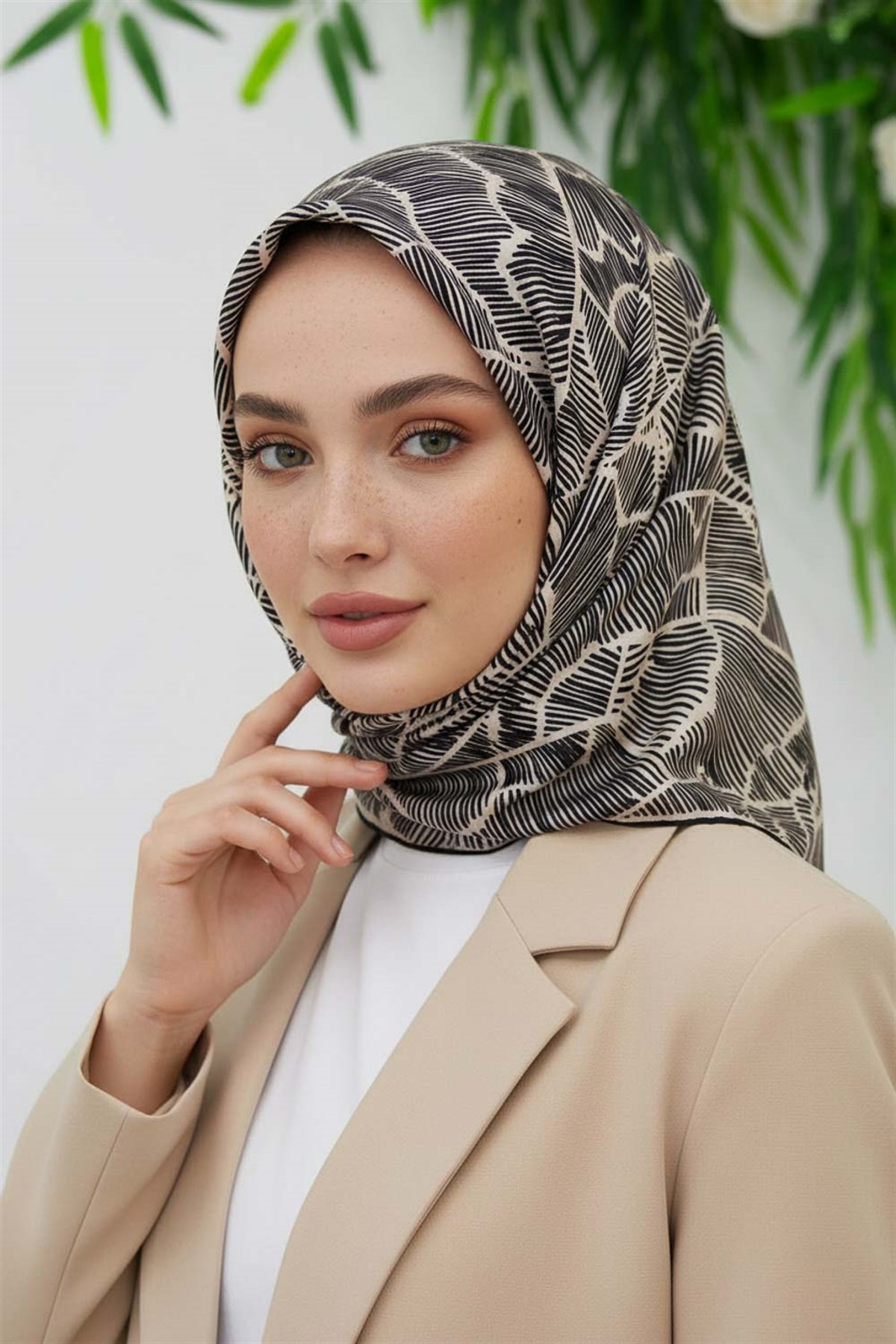%100 Twill İpek Geometrik Desenli Siyah - Krem Renkli 90x90 Eşarp Dikim Şekli : El Dikişi