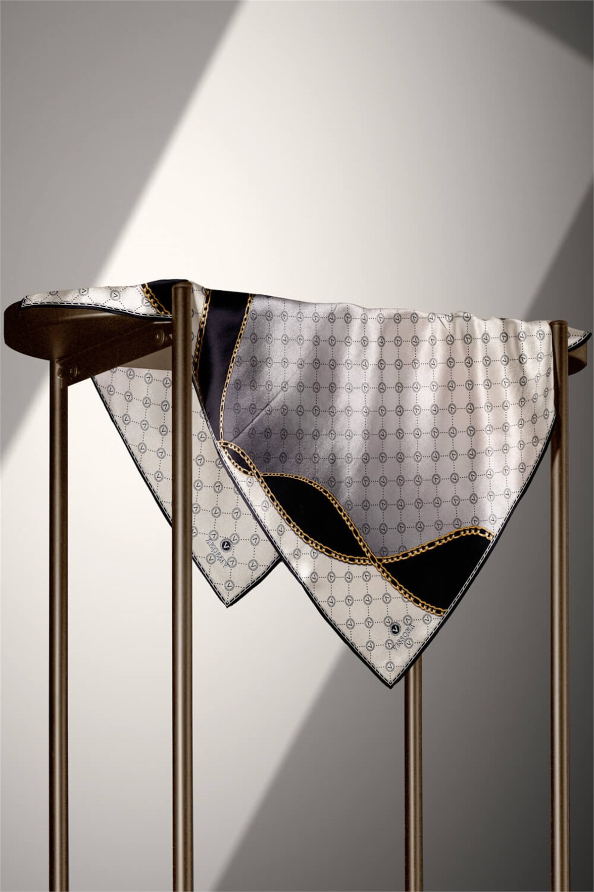 %100 Twill İpek Zincirli Ve Monogram Desenli Krem - Siyah Renkli 90x90 Eşarp Dikim Şekli : El Dikişi