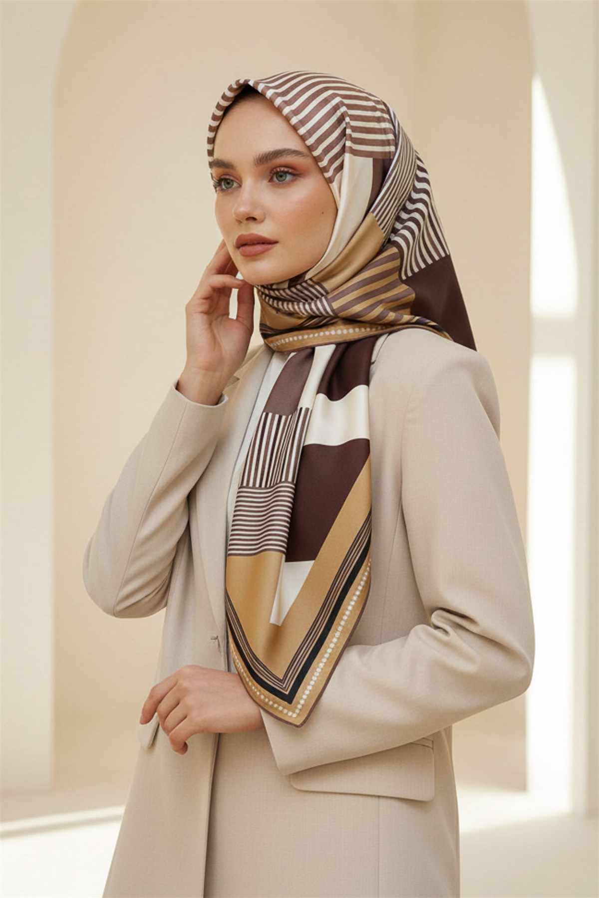 %100 Twill İpek Geometrik Desenli Gold - Kahverengi Renkli 90x90 Eşarp Dikim Şekli : El Dikişi