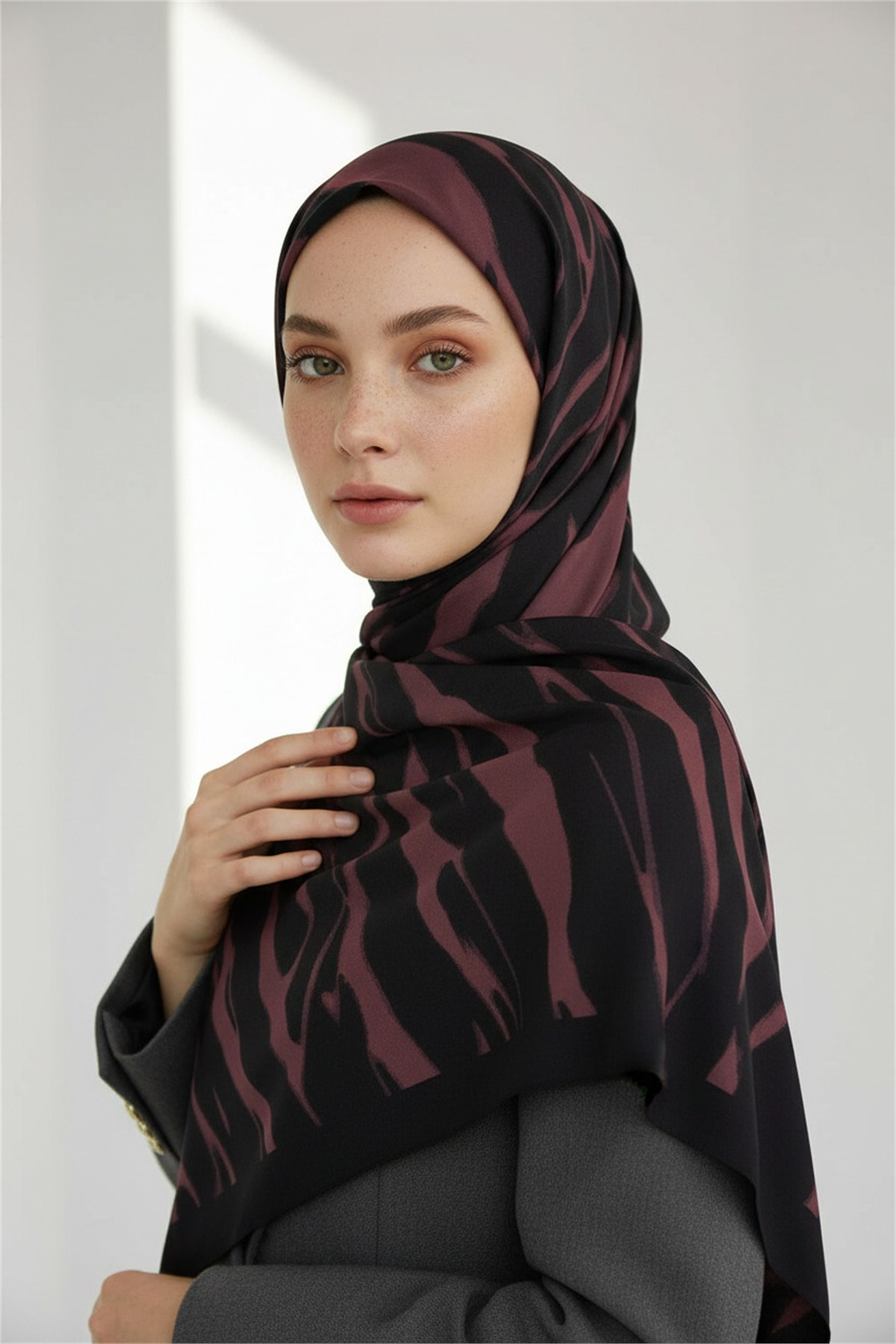 KREP GEOMETRİK DESENLİ GÜL KURUSU RENKLİ 75X195 KIRIŞMAZ ŞAL