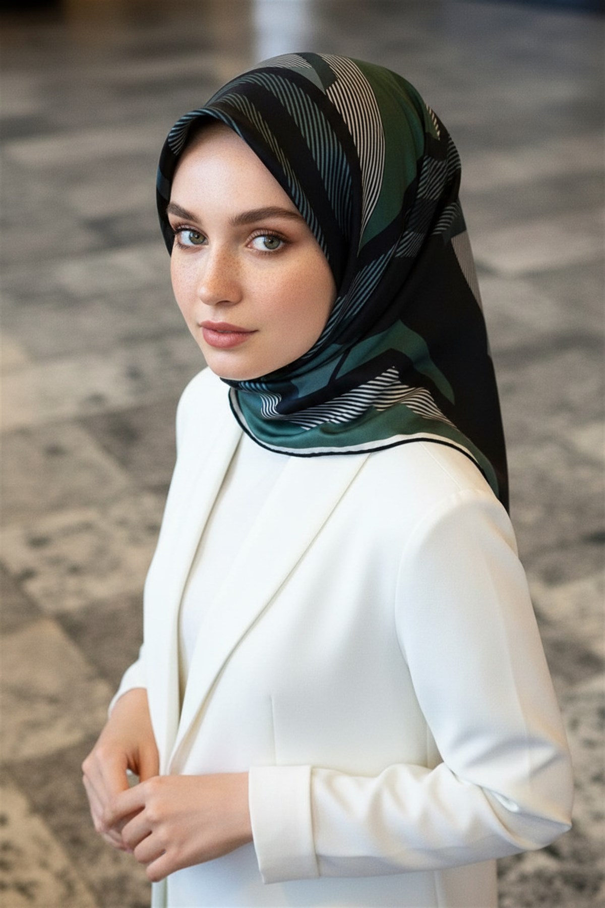 % 57 İPEK % 43 VİSKON Twill İpek Geometrik Desenli Zümrüt Yeşili - Siyah Renkli 90x90 Eşarp Dikim Şekli : El Dikişi
