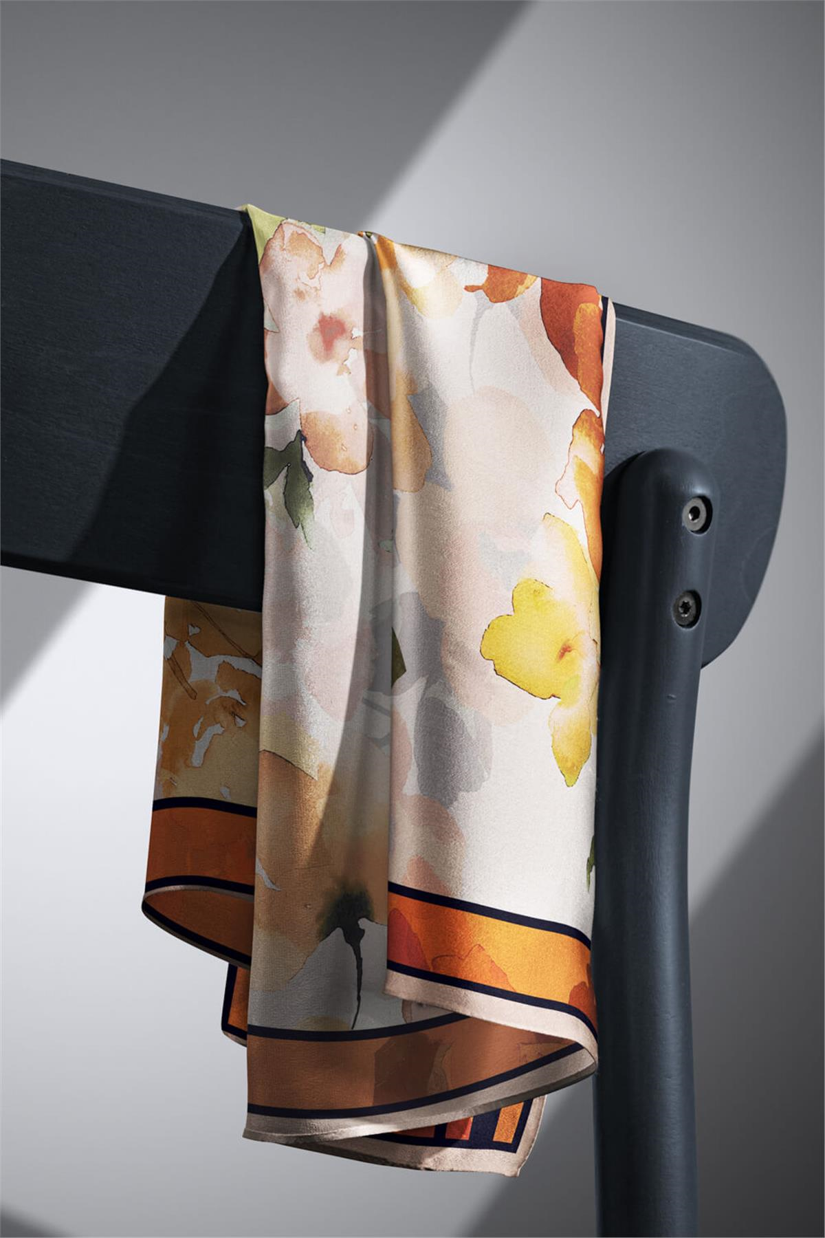 % 57 İPEK % 43 VİSKON Twill İpek Sulu Boyalı Çiçek Desenli Turuncu - Gold Renkli 90x90 Eşarp Dikim Şekli : El Dikişi