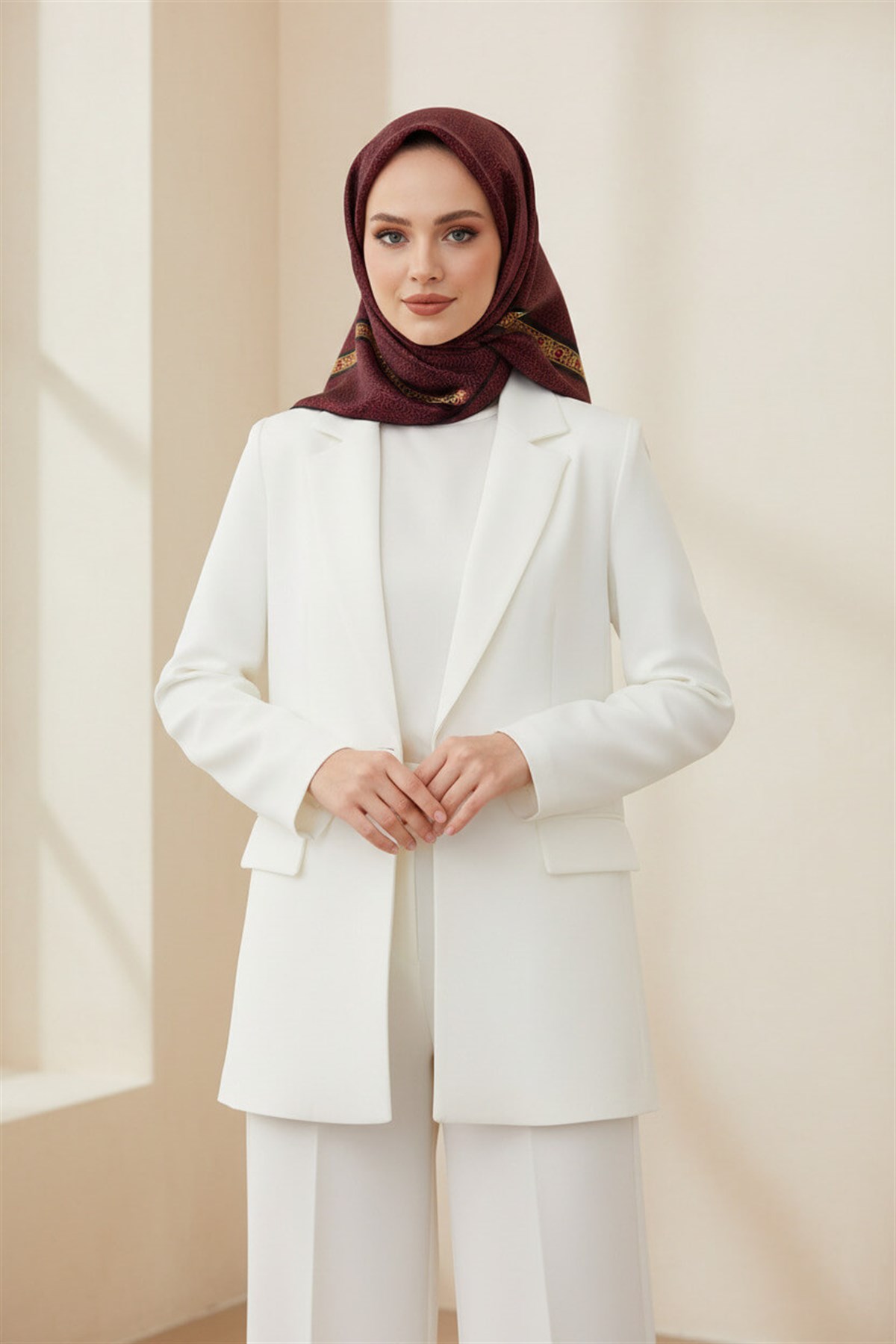 % 57 İPEK % 43 VİSKON Twill İpek Geometrik Desenli Bordo - Siyah Renkli 90x90 Eşarp Dikim Şekli : El Dikişi