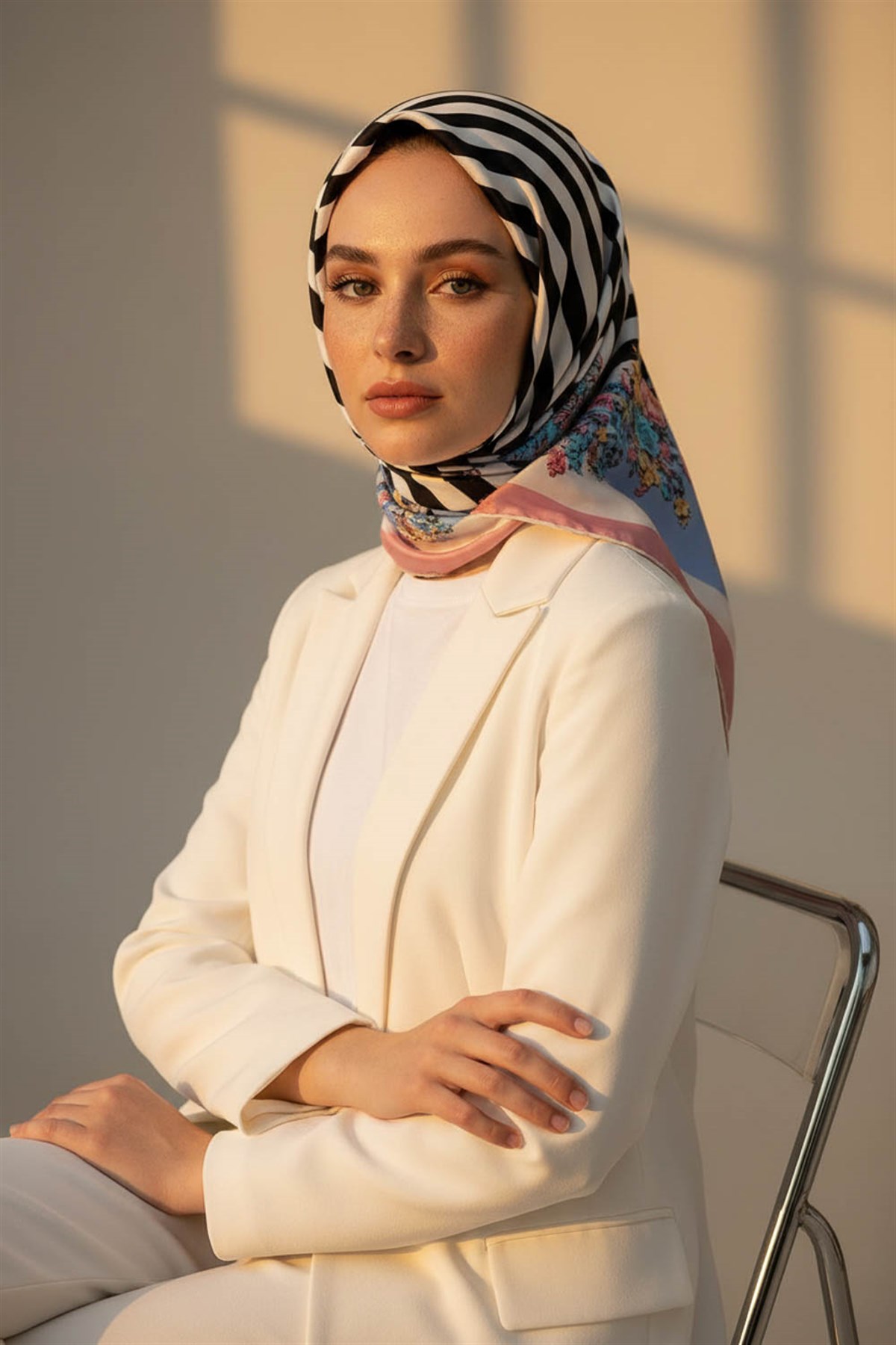 %100 Twill İpek Çıtır Çiçekli Ve Çizgi Desenli Pudra - Bebe Mavisi Renkli 90x90 Eşarp Dikim Şekli : El Dikişi