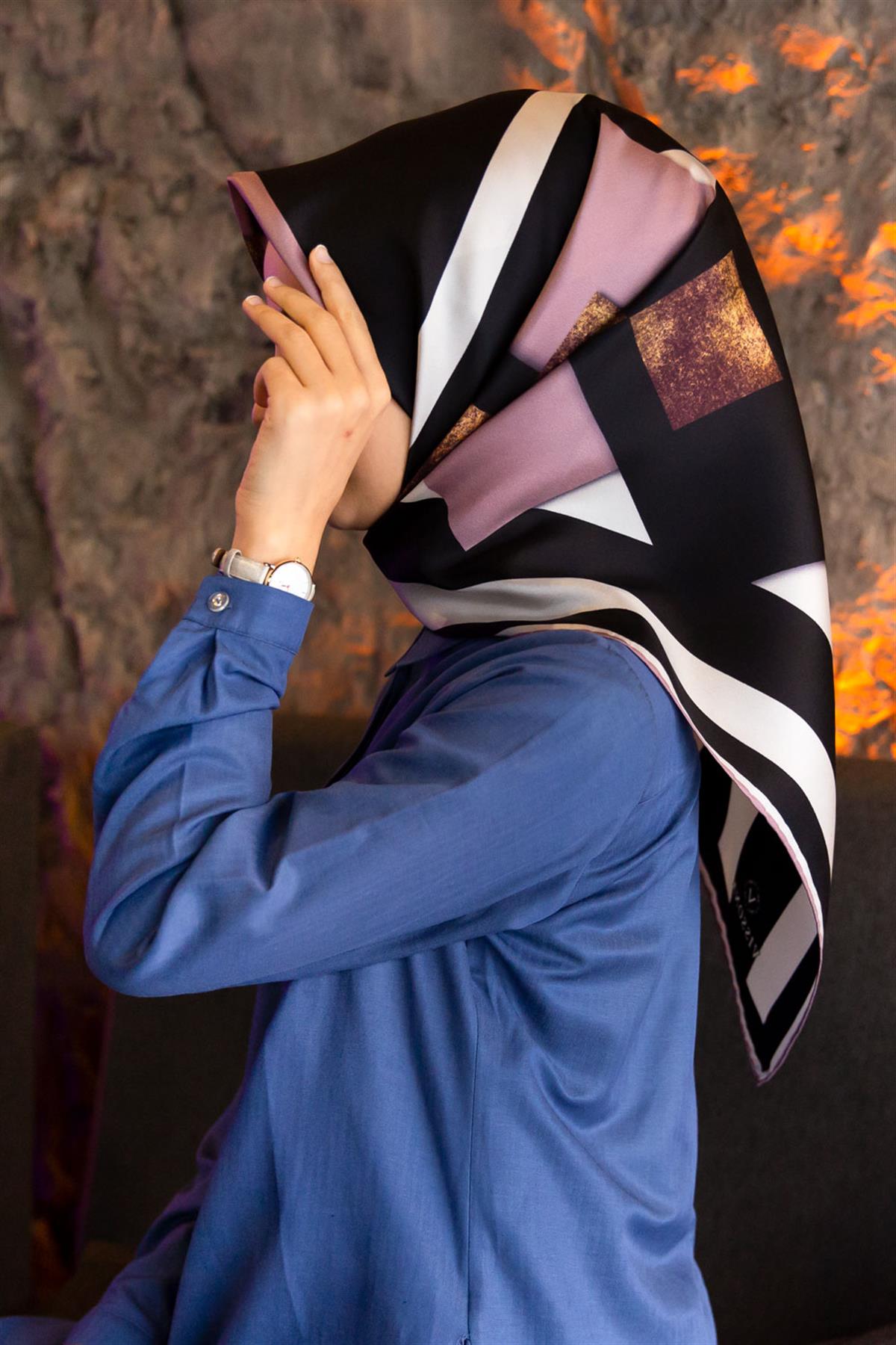 %100 Twill İpek Karo Desenli Pudra - Siyah Renkli 90x90 Eşarp Dikim Şekli : El Dikişi