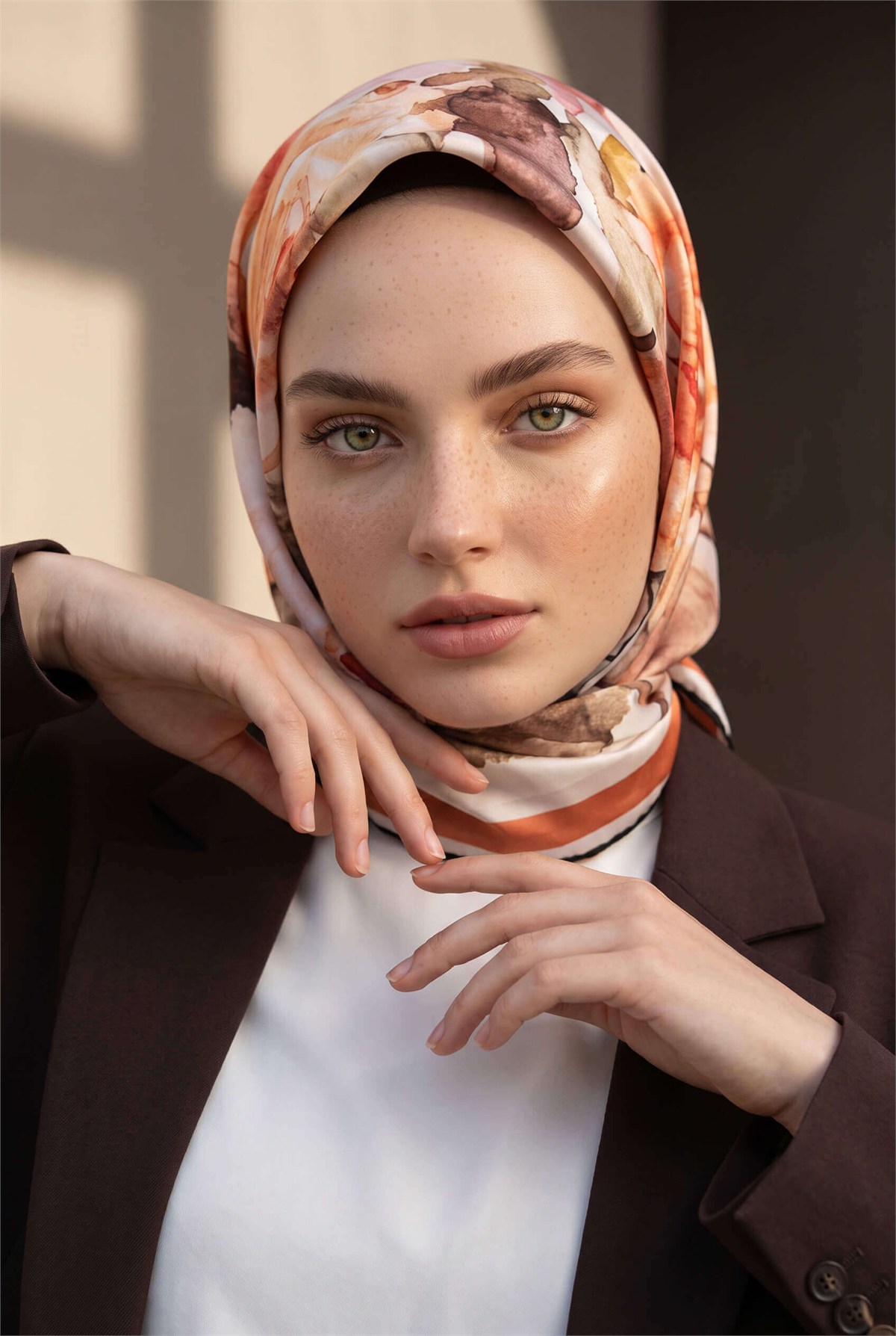 Rayon Çiçek Desenli Taba Renkli 90x90 Eşarp (İpek İçermez) Kenar Dikiş Şekli El Dikişli