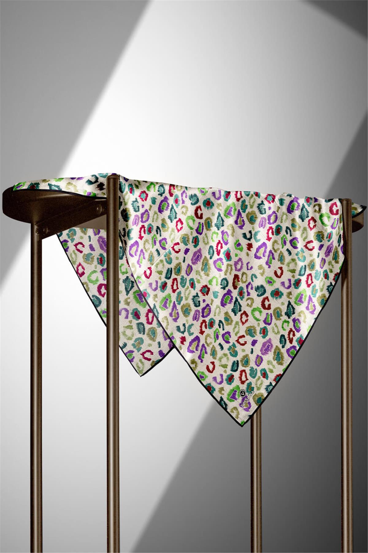 %100 Twill İpek Renkli Leopari Desenli Mor - Haki Yeşili Renkli 90x90 Eşarp Kenar Dikiş Şekli El Dikişli