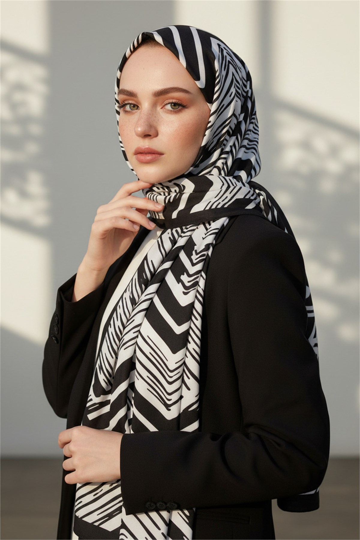 KREP GEOMETRİK DESENLİ SİYAH - BEYAZ RENKLİ 75X195 KIRIŞMAZ ŞAL