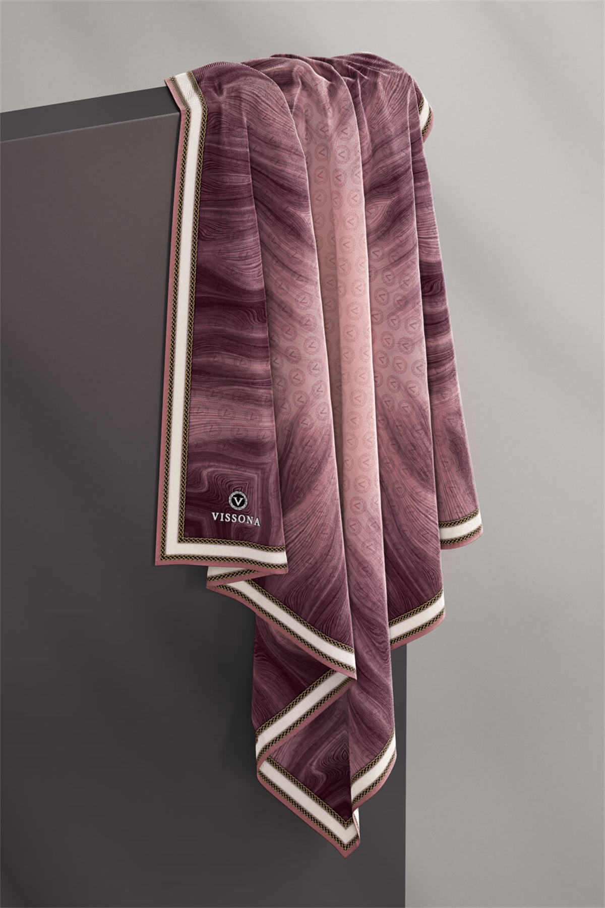 100% Twill İpek Monogram Desenli Pudra Renkli 90x90 Dikim Şekli : El Dikişi Eşarp
