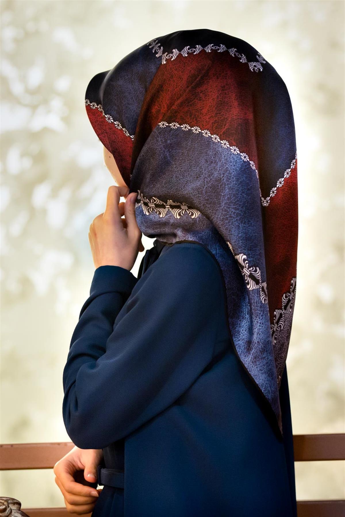 %100 Twill İpek Geometrik Desenli İndigo - Bordo Renkli 90x90 Eşarp Dikim Şekli : El Dikişi