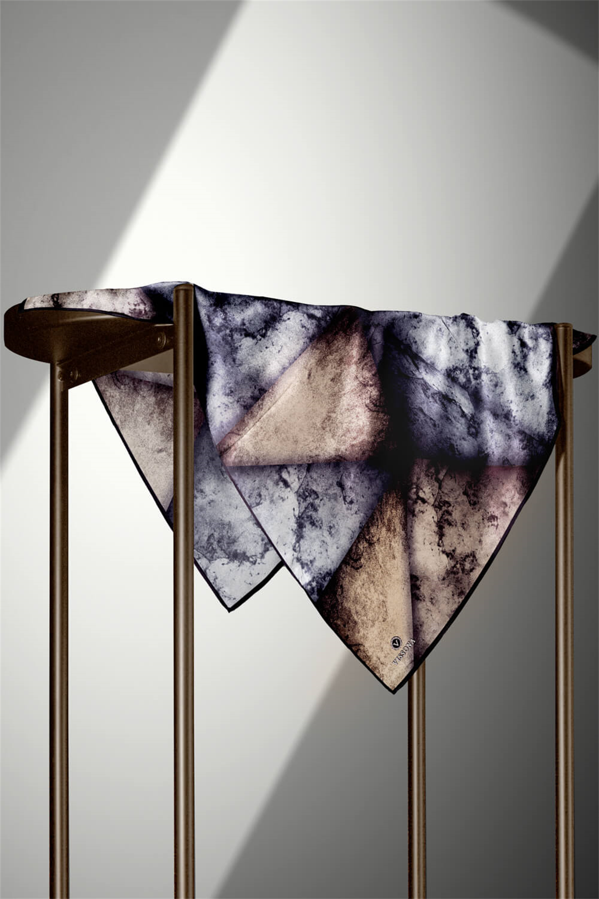 % 57 İPEK % 43 VİSKON Twill İpek Dokulu Ve Geometrik Desenli Bej - Gri Renkli 90x90 Eşarp Dikim Şekli : El Dikişi