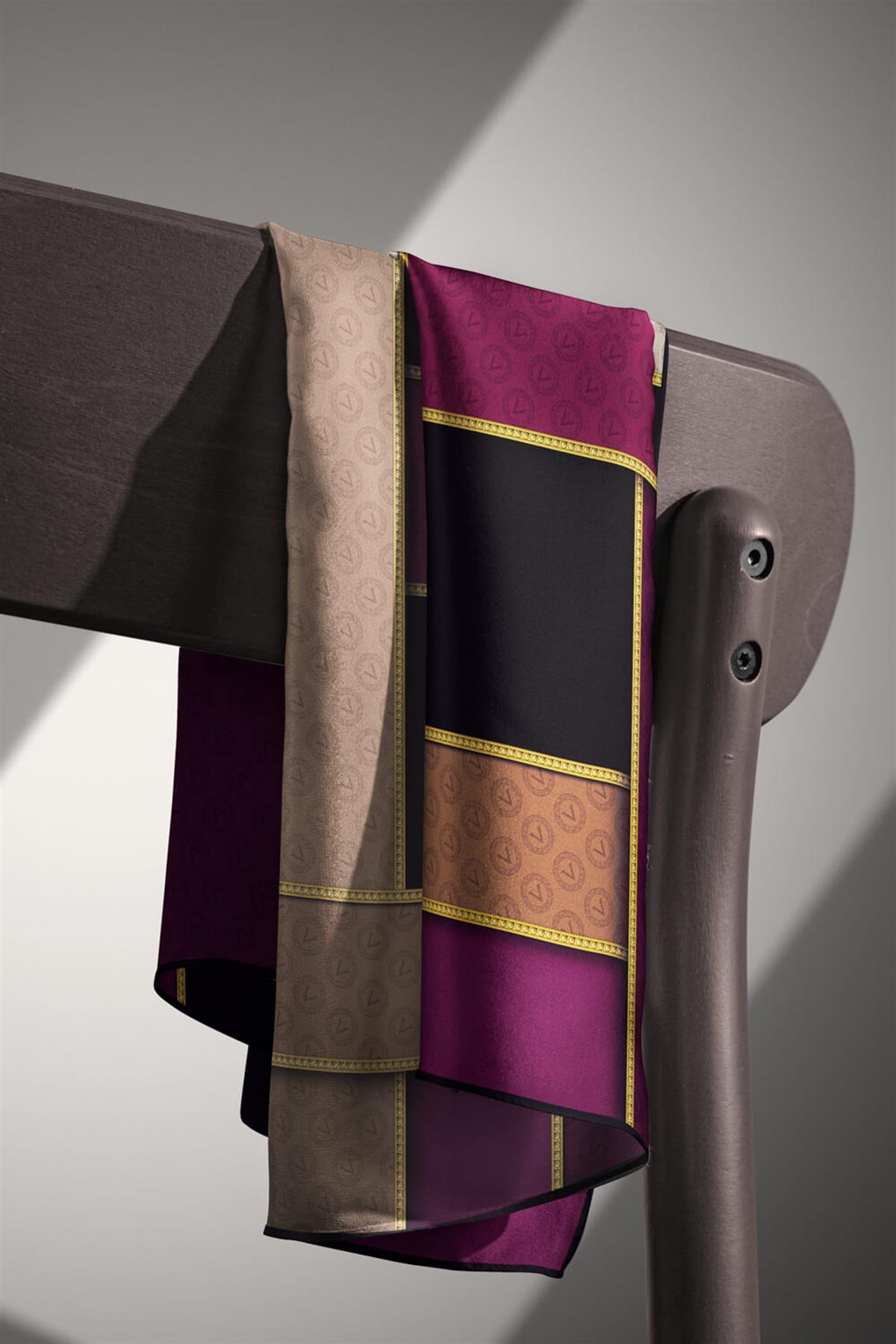 %100 Twill İpek Geometrik Desenli Siyah - Mürdüm Renkli 90x90 Eşarp Dikim Şekli : El Dikişi