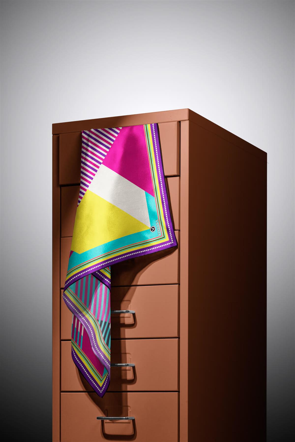 %100 Twill İpek Geometrik Desenli Fuşya - Mor Renkli 90x90 Eşarp Dikim Şekli : El Dikişi