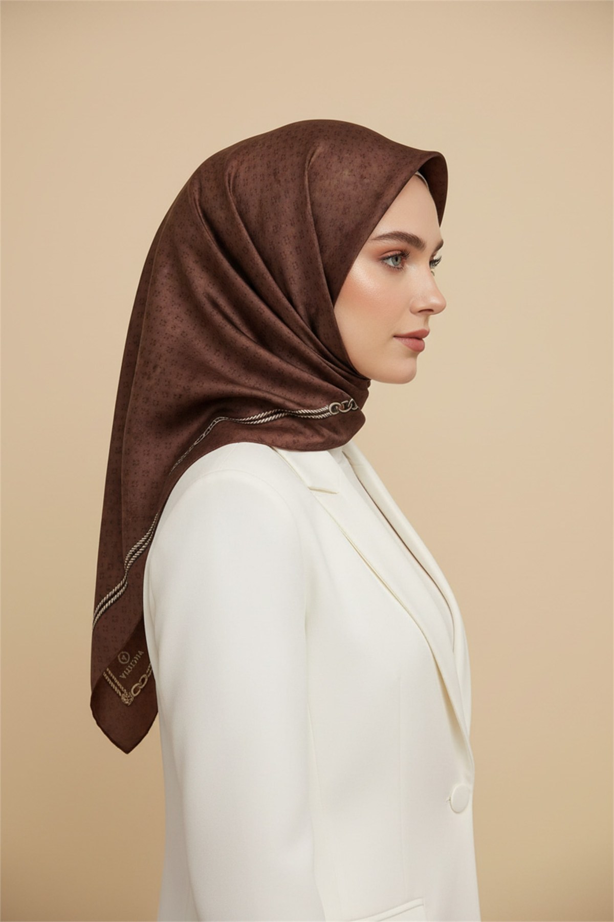 %100 Twill İpek Zincir Desenli Kahverengi Renkli 90x90 Eşarp Dikim Şekli : El Dikişi