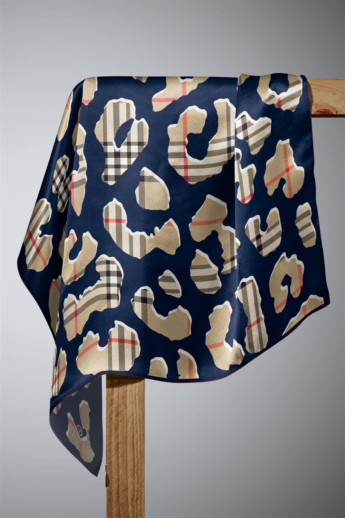 %100 Twill İpek Leopar Desenli Lacivert - Bej Renkli 90x90 Eşarp Dikim Şekli : El Dikişi