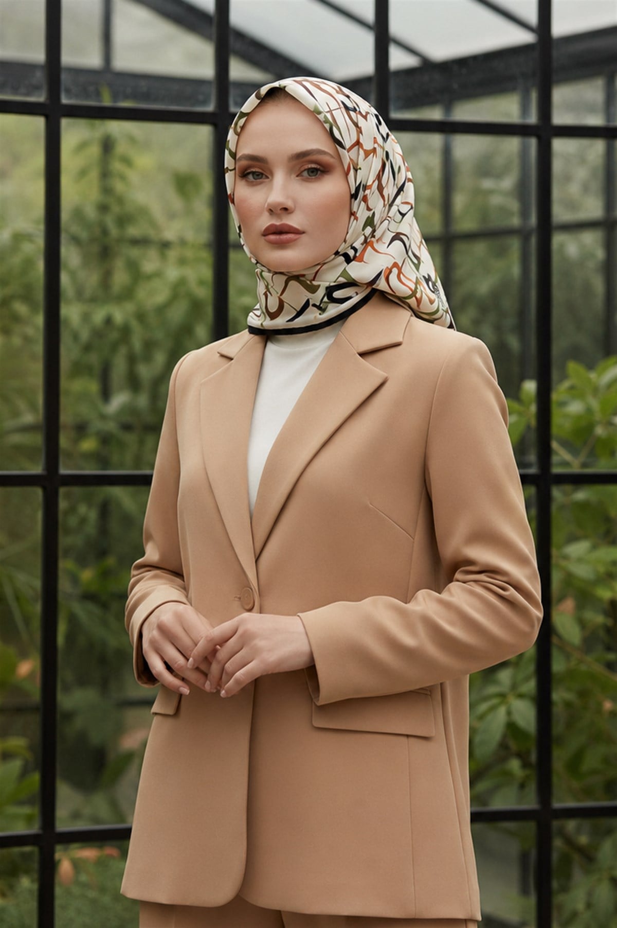 % 57 İPEK % 43 VİSKON Twill İpek Soyut Geometrik Desenli Taba - Haki Renkli 90x90 Eşarp Dikim Şekli : El Dikişi