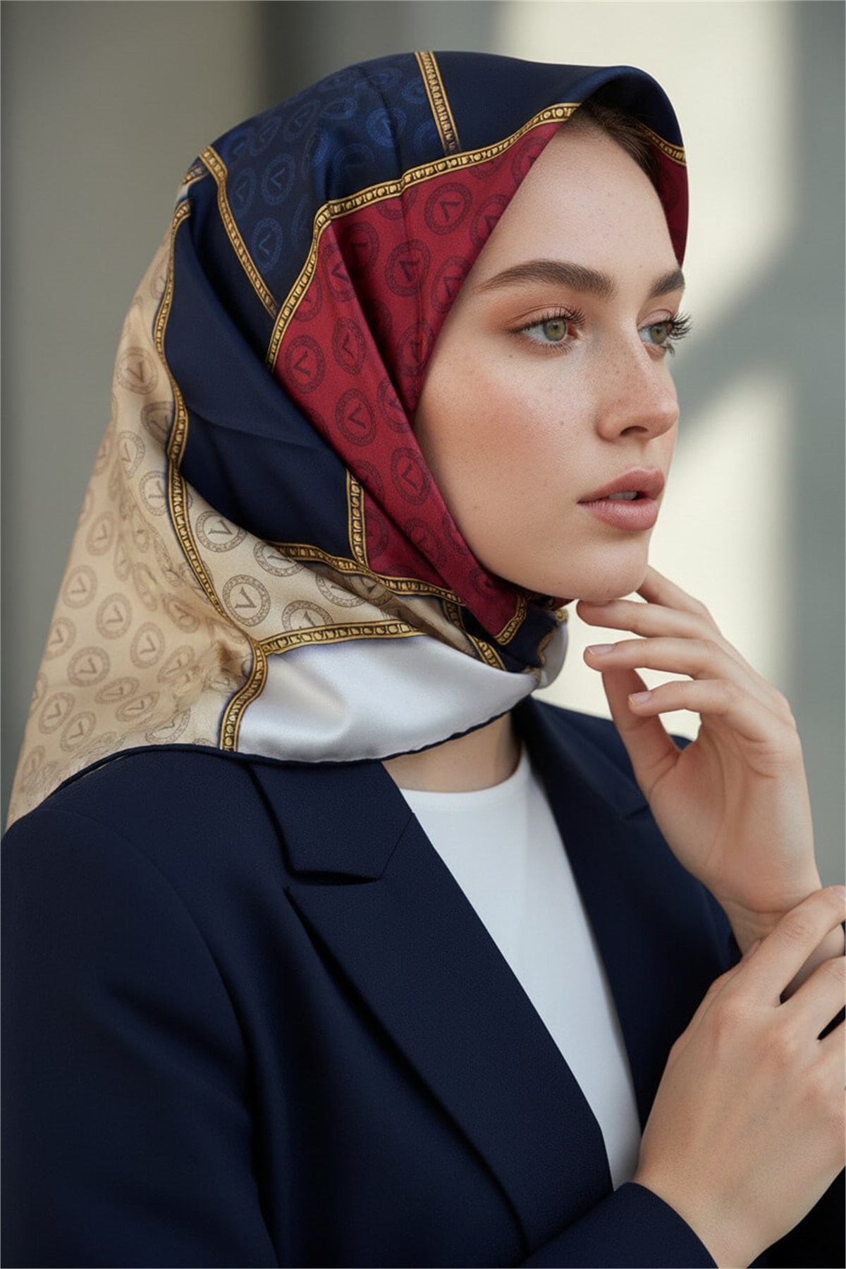 %100 Twill İpek Geometrik Desenli Lacivert - Kırmızı Renkli 90x90 Eşarp Dikim Şekli : El Dikişi