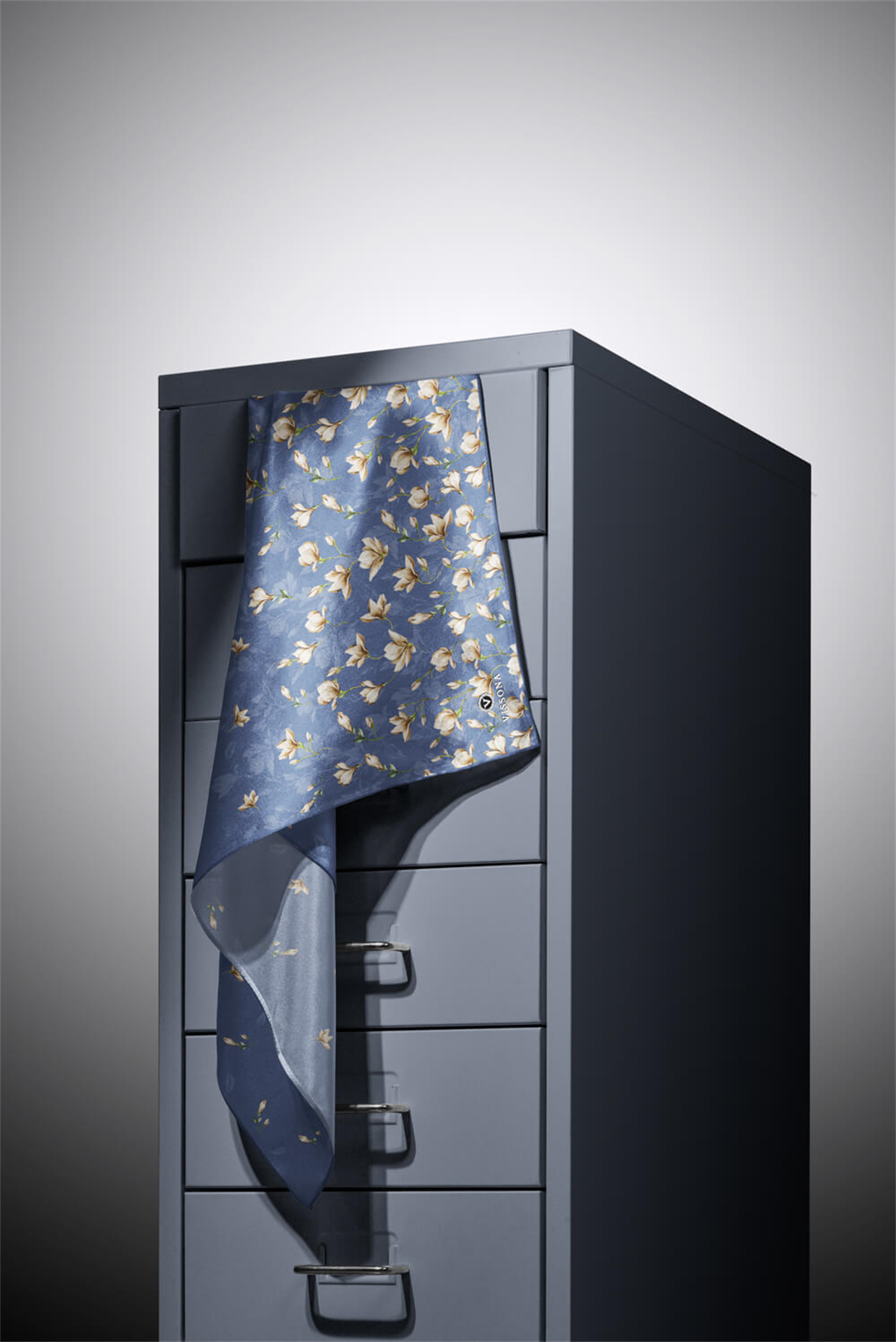 % 57 İPEK % 43 VİSKON Twill İpek Çiçek Desenli İndigo Mavisi Renkli 90x90 Eşarp Dikim Şekli : El Dikişi