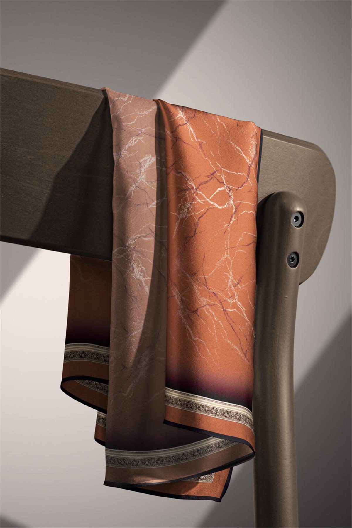 %100 Twill İpek Mermer Desenli Taba Renkli 90x90 Eşarp Dikim Şekli : El Dikişi