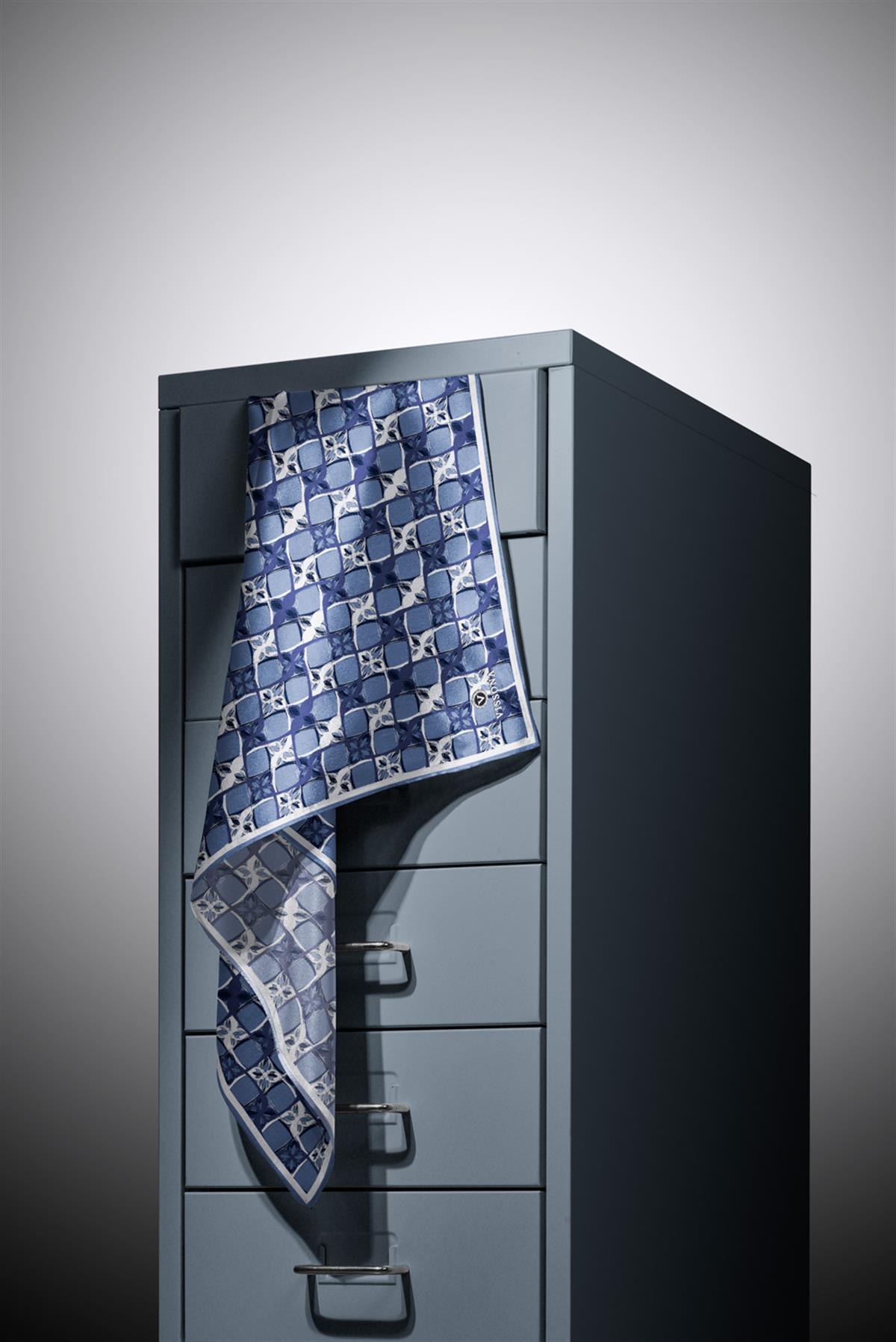 %100 Twill İpek Geometrik Desenli İndigo - Lacivert Renkli 90x90 Eşarp Dikim Şekli : El Dikişi