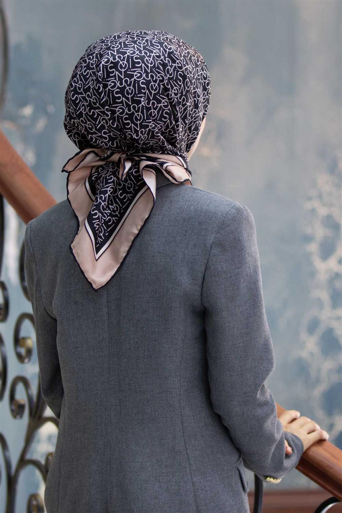 %100 Twill İpek Harf Desenli Siyah - Vizon Renkli 90x90 Eşarp Dikim Şekli : El Dikişi