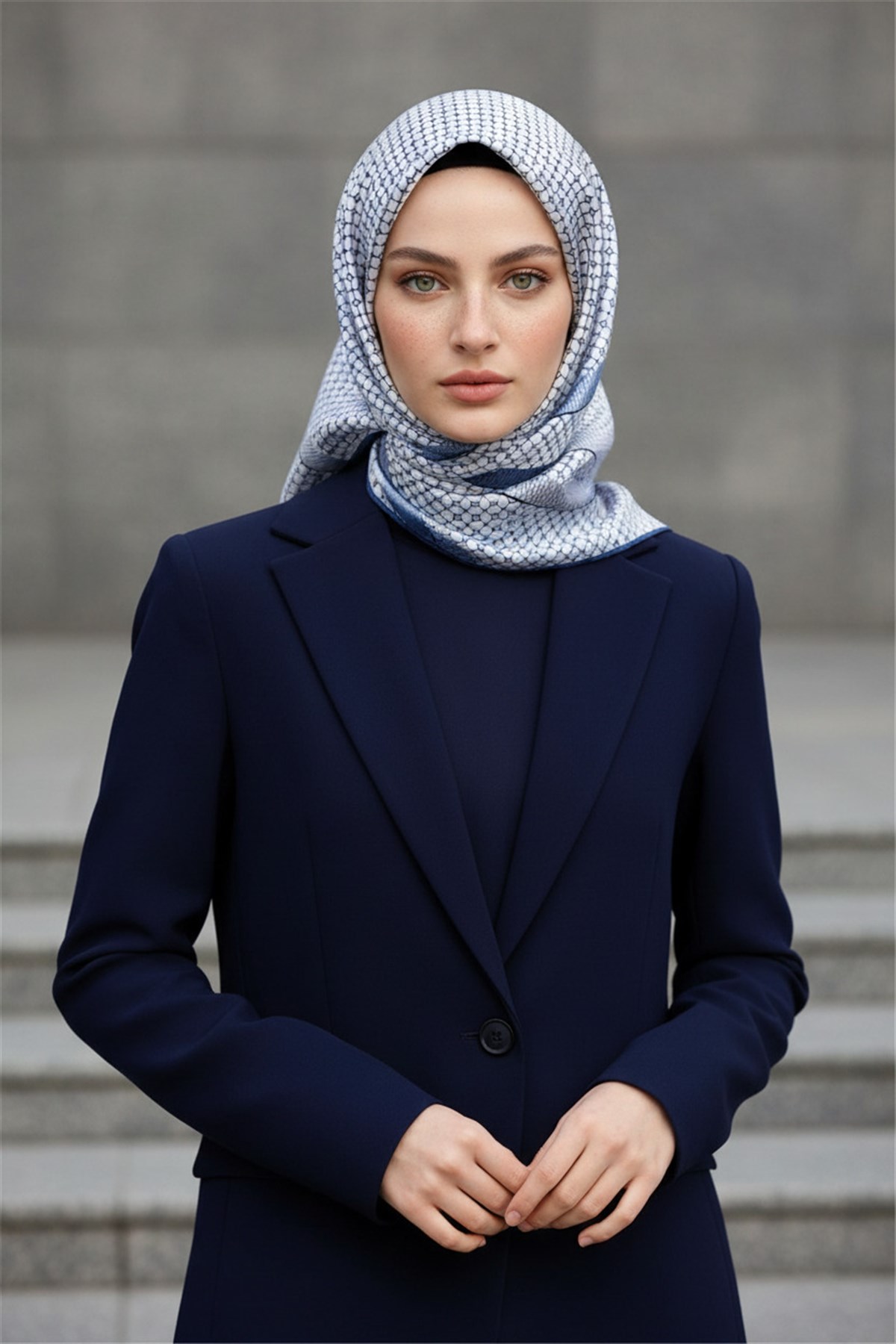 %100 Twill İpek Bantlı Monogram Desenli İndigo - Gri Renkli 90x90 Eşarp Dikim Şekli : El Dikişi