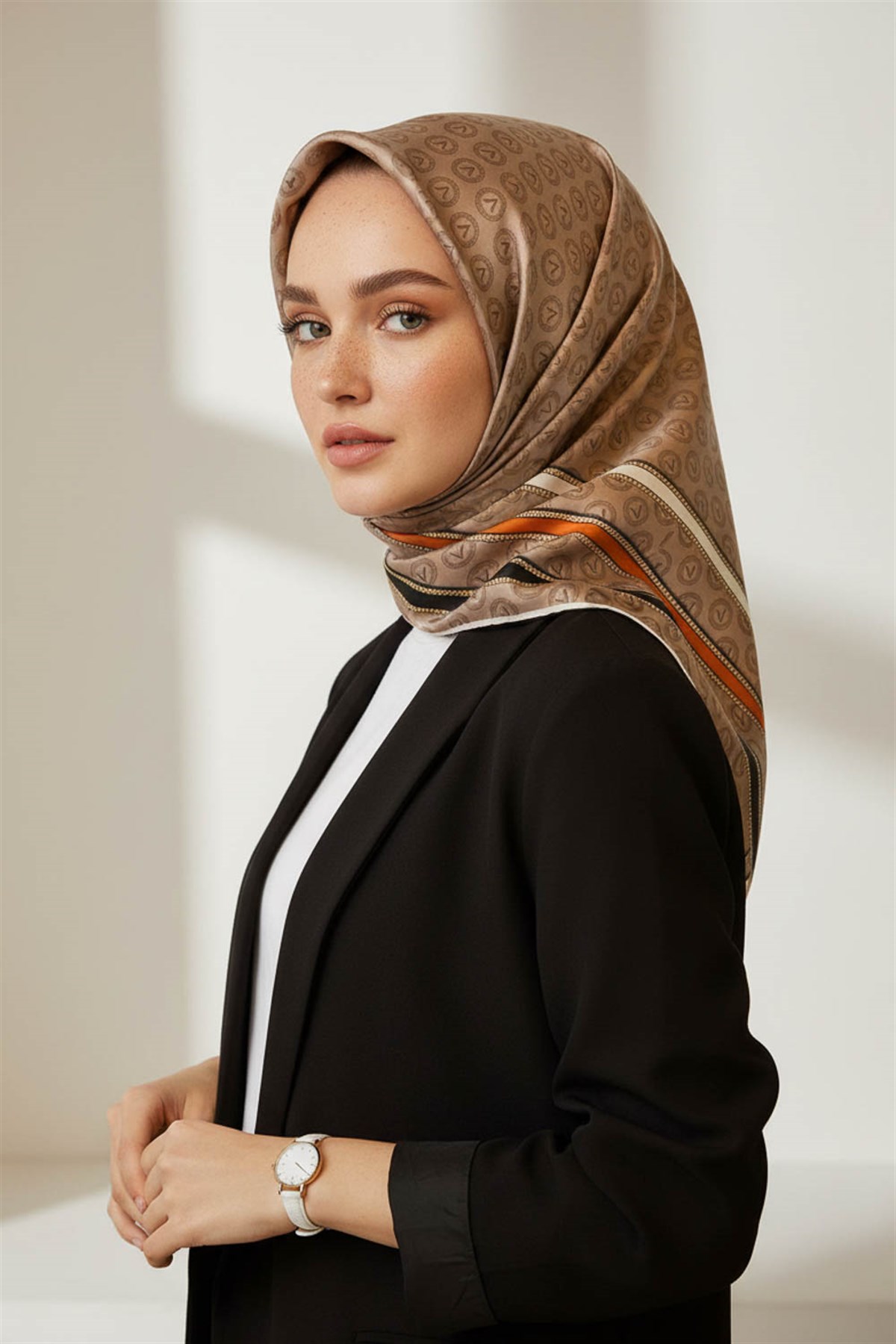 %100 Twill İpek Monogram Desenli Bej - Turuncu Renkli 90x90 Eşarp Dikim Şekli : El Dikişi