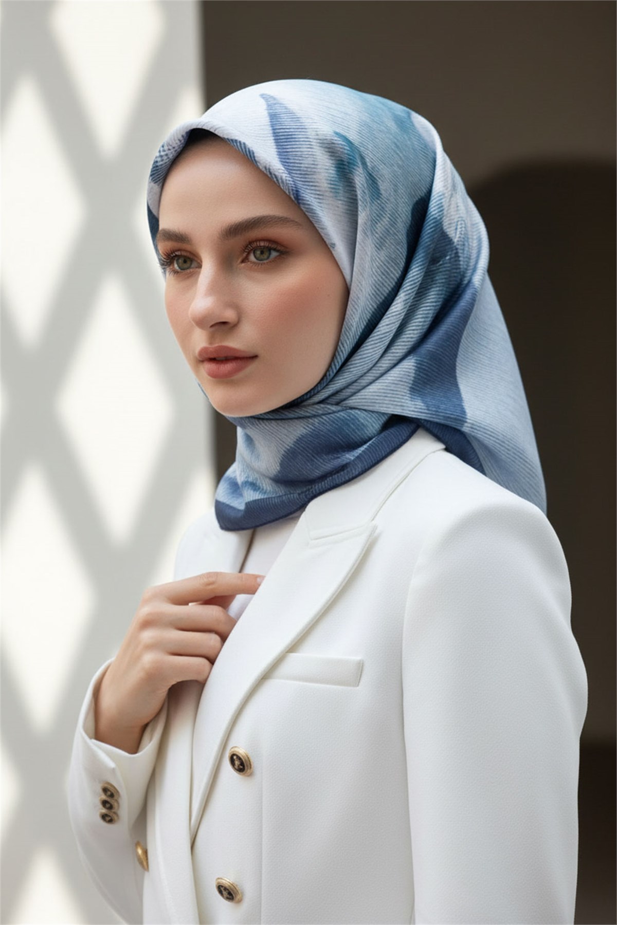 %100 Twill İpek Yaprak Desenli İndigo - Petrol Yeşili Renkli 90x90 Eşarp Dikim Şekli : El Dikişi
