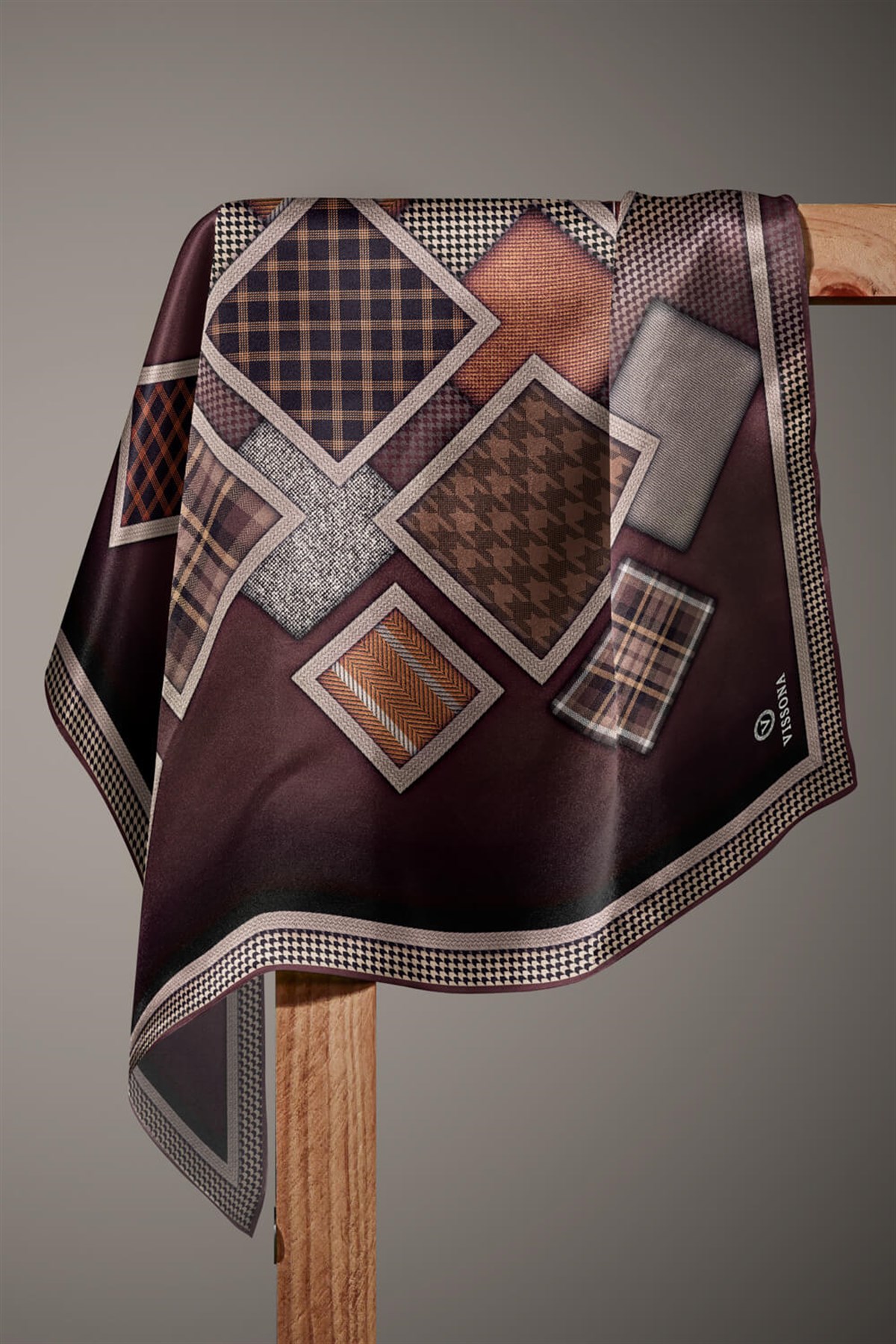 %100 Twill İpek Kazakayaklı Ve Ekose Desenli Kahverengi - Bej Renkli 90x90 Eşarp Dikim Şekli : El Dikişi