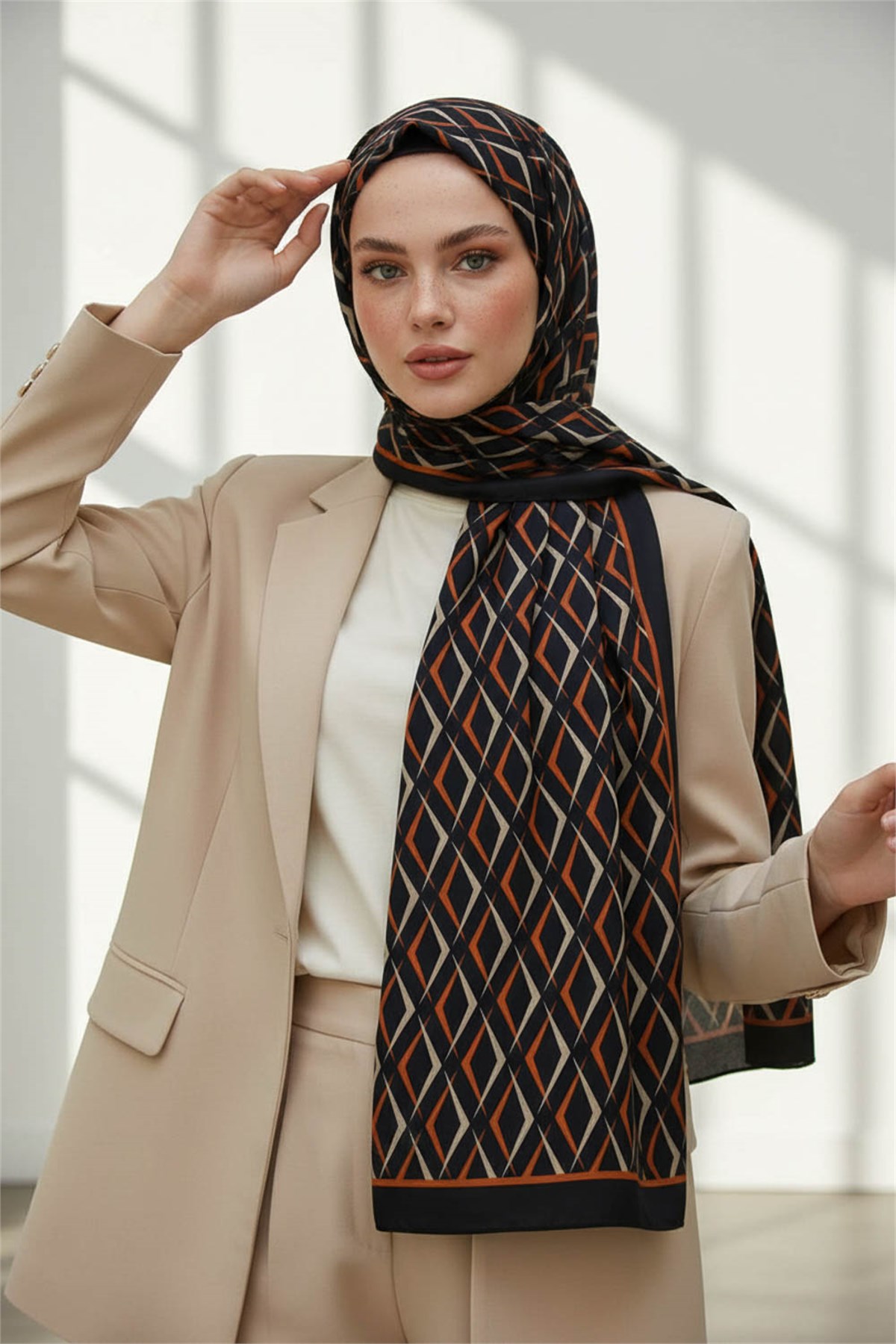 KREP GEOMETRİK DESENLİ SİYAH - TABA RENKLİ 75X195 KIRIŞMAZ ŞAL