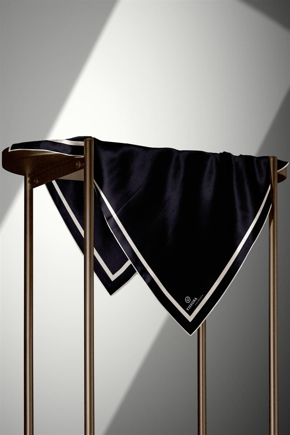 100% Twill İpek Düz Renk Bordür Desenli Siyah - Krem Renkli Daha Tok Exclusive Serisi 90x90 Dikim Şekli : El Dikişi Eşarp